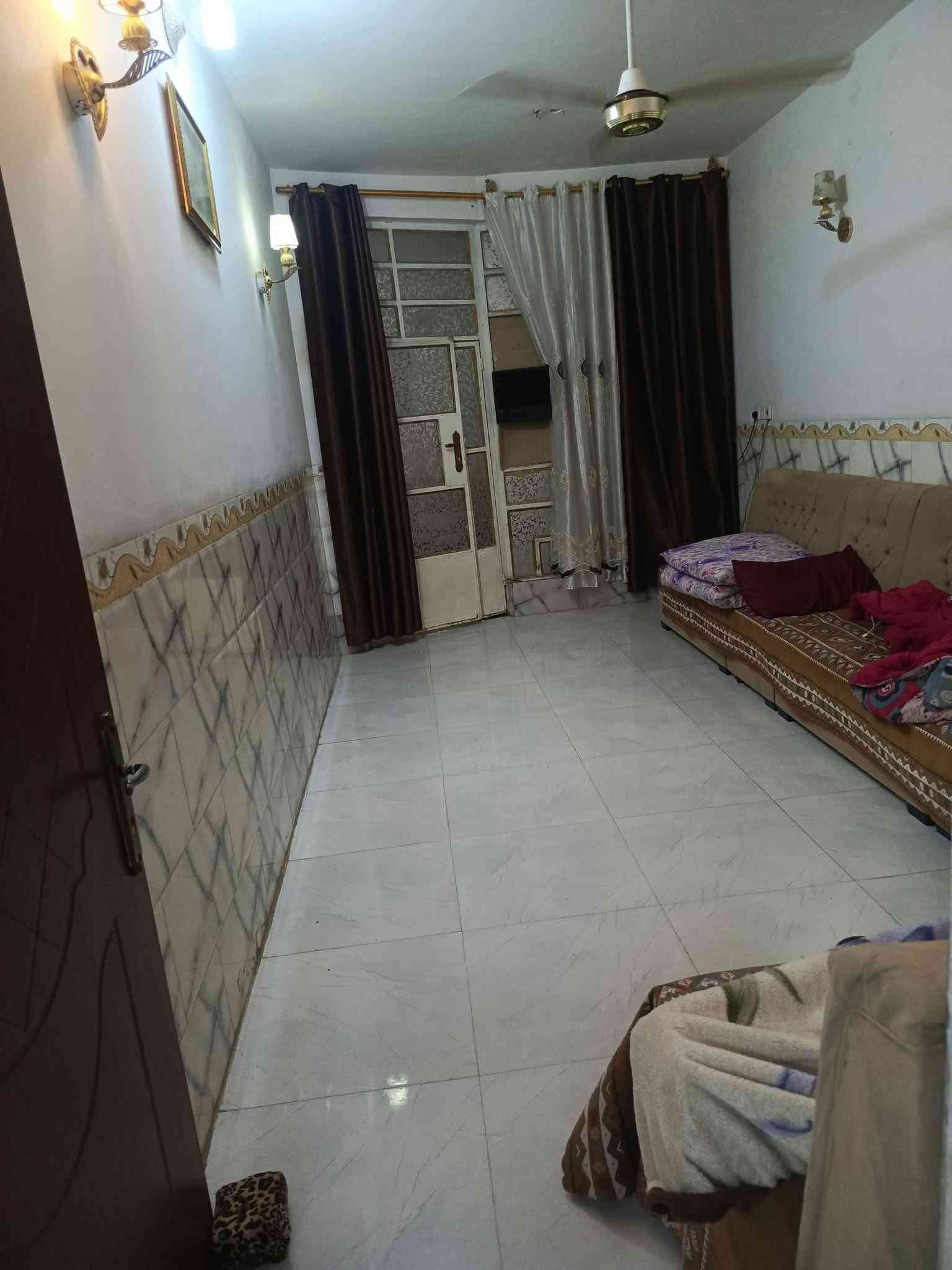 السلام عليكم دار للبيع مساحه 170 متر زراعي سند 25 بناء حديث ومناسب ع شارع المطار قرب محلات قاسم كمر بي قرفنوم3 ثنين جوه وحده فوك صاله ومطبخ ستقبال وصحيات داخليه وخارجيه كراج 9امتار وحديقه ع طول الكراج استفسار الاتصال *********** 📞

