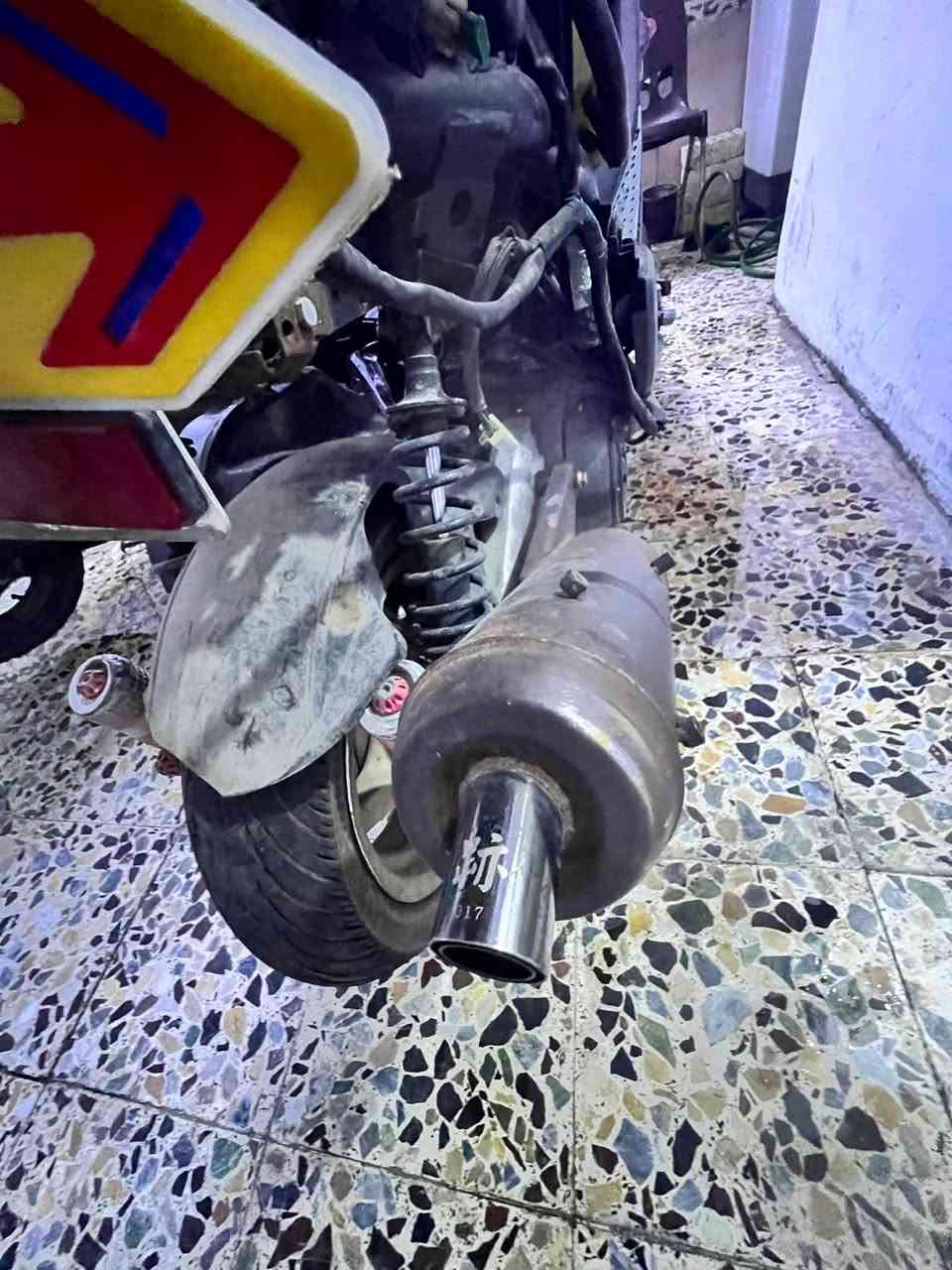 غراض سكنس اصليات
كلجات عل شد وعل ضمان ٧٥ قفل
وياله نجمه هنا والتايرات ٨٠ 
صالنصه بيها ملحومه قليل بس حلوه ب٥٠ 
مكاني بغداد بلديات اكو توصيل 
***********
