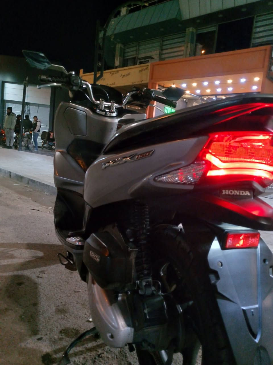 🔥 للبيع دراجة هوندا PCX الجيل الثاني 🔥
محرك 150cc وارد ياباني 🇯🇵
دراجة قوية جداً وناعمة بالسواقة ومناسبة للاستخدام اليومي واقتصادية بالبنزين.
المميزات: ✔ حساس الازدحام (إيقاف وتشغيل تلقائي)
✔ حساس أمان بالستاند
✔ الدراجة مكفولة
✔ حالة ممتازة ونظيفة جداً
السعر : 12
المكان: الكوت
للتواصل : ***********
