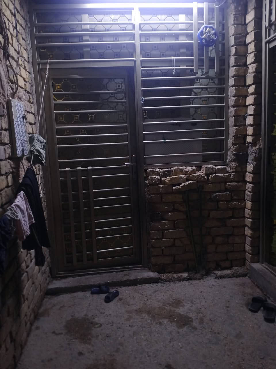 بيت للبيع م 100 بحي طارق القديم ب45وبيه مجال بسيط خلف معمل الغاز  رقم صاحب دار ***********
