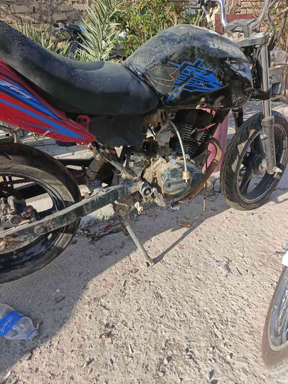 سلام عليكم بونده موديل 15 للبيع الدراجه جنت تاركه وهسه لكيته هيج شكله جانت تشتغل نكرة من عفته بس بقت بالشارع وكار هذا حاله اوراق اصولج جدد وجبتله ضفيره جديده وشديته بس بعدني مامكمل ويرادله سمجه مال الصفحه اليمنه مكسورة واذا تريد تاخذه موجوده وتلحم فافون مكاني كوت الفلاحيه السعر 300 وبيه مجال رقمي ‏‪***********‬‏
