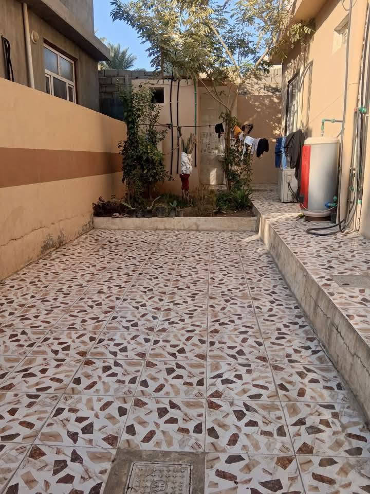 سلام عليكم للبيت للبيع مساحه 200طابقين متكون من اربع غرف ومطبخ وستقبال ومنور وصحيات الخدمات متوفره مي وكهربا وتبليط العنوان ديالى بعقوبه الصناعه الثالثه الاستفسار اتصل ع الرقم ***********/***********

