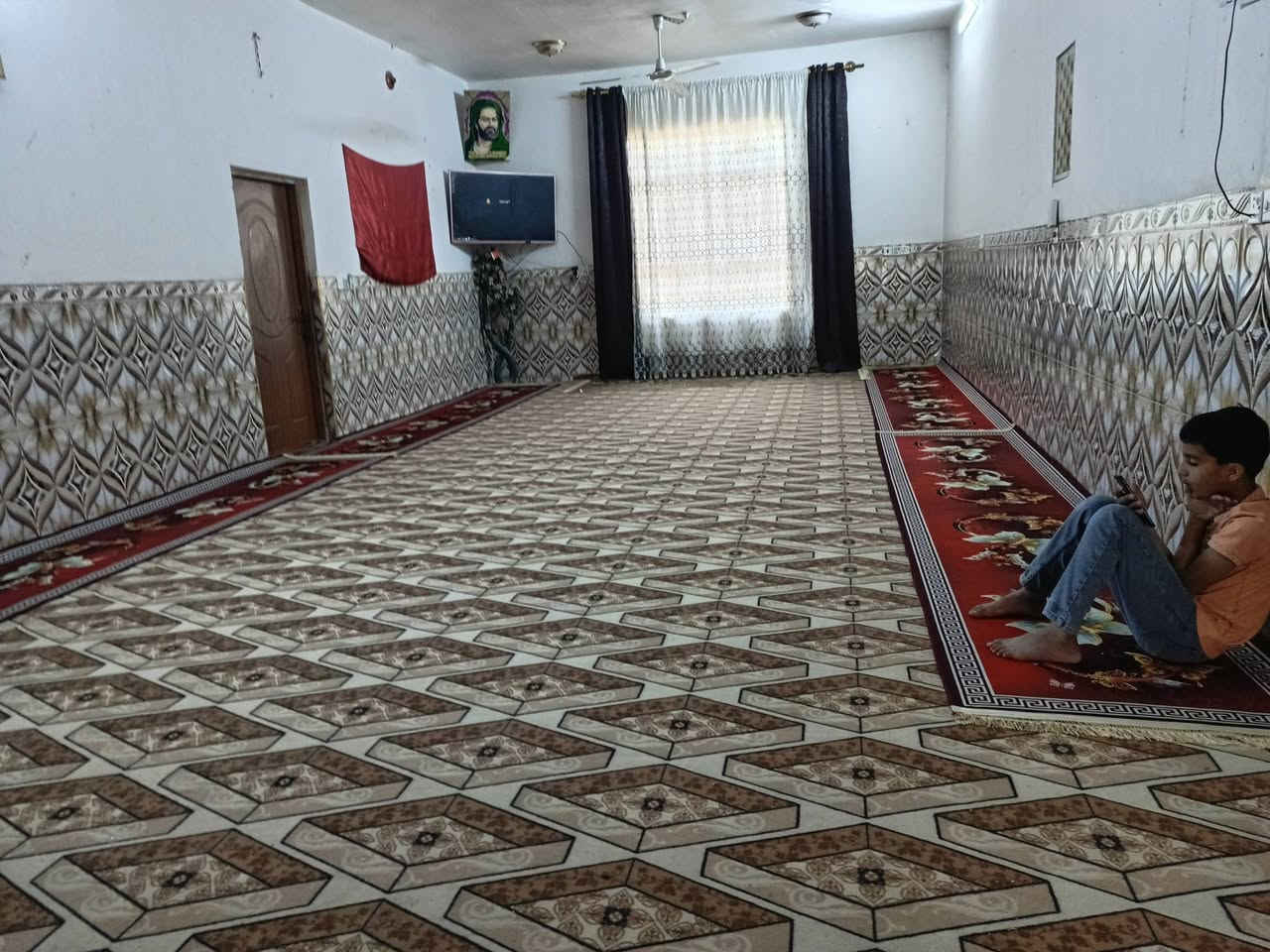 تنوية /////
بسبب الوعود الكاذبة
قطعة ارض عقد 117 المساحة 10 دونم. مع دار سكني حديث.  مكون من 4 غرف 5 ×4. مطبخ. 5×5.  صالة 10×5.  استقبال. 9×4ونصف.  درج دائري مع الحمام.  دائري.  كما موضح لكم في الصور.
حديق. اماكم. كما موضح في التقرير المصور. بيت سندويج جاهز للسكن 
خدمات.  
اسالة 🌧️  
تبليط. 🚐  

السعر 155
مليون. بيهة مجال.بسيط
المكان.  بابل. جبلة. رشايد. الفرع الخامس قرب مدرسة الاسراء الابتدائية.
 الاتصال. 
***********

