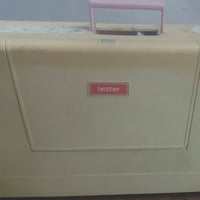 اخواني اخواتي عندي هاي المكينه برذر ياباني تطريز وخياطه عاديه اطرز اكث...