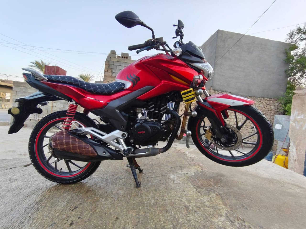 السلام عليكم
ماطور هوندا موديل 2017محرك 125cc مبدل محرك 150cc 

لون احمر 
الماطور نضيف كدام عينك 

#ملاحضه: الماطور مكمرك كامل بس ترقم 

++ويا محركه القديم هديه مبي شي فقط دخان خفيف 

السعر 850الف وبي مجال 
للتواصل خاص او 
+964 781 664 3525
***********

