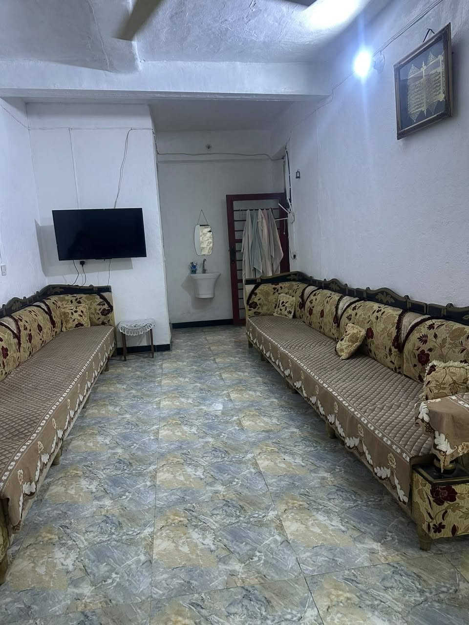 السلام عليكم بيت للبيع المكان الحرية قرب مجمع بركات الرحمان :  المساحة 240

تفاصيل البيت صاله كبيرة وكلدور ومطبخ واربع غرف ثنينن جوه وثنين فوك حمام داخلي صحيات خارجيه حديقه خارجيه مناور كبيره  الاستفسار والاتصال ع رقم ***********
