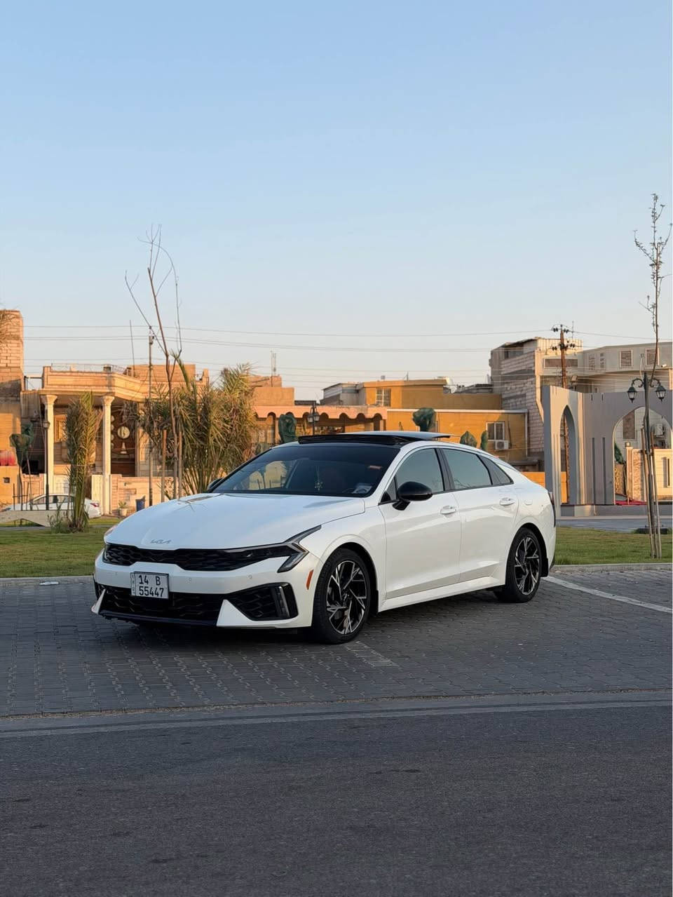 K5 Gt Line Vip 
مكينه 2500 تنفس طبيعي 
موديل 2025 
سياره جديده كارتون بمعنه الكلمه
رقم بصرة حره تحويل ثاني يوم 
رقم وسنويه وهزه كله جديد

اللون ابيض صدفي 

حادث جاملغ خلفي
نقص برغي مابيها جاهزه كامله 
المواصفات : 
بنوراما
تدفئه كشنات 
شاشه كار بلي ايباد
رادار امامي 
نقط عمياء رادار جانبي
وقوف ذاتي + حساسات امامي خلفي 
تحديد مسار وعدم الخروج من المسار 
سايد بريك بصمه 
كامره خلفيه بلاد 3 وضعيات 
اوتو هولد 
درايف مود 4 وضعيات قياده 
سماعات BOSE 
كشنات Gtline اسود وابيض 
ستيرن حرف D 
لد خلفي 
تشغيل عن بعد 
دبل جام
سياره بيها هواي مواصفات غير مذكوره 
# مكينه كير حداده كفاله كفاله 
تايرات بلاد مال شركه
السياره كلها على البلاد حته سبير والعده بلاد 
كتلوكات الشركه بيها 

رقمي : *********** البصرة, العراق
