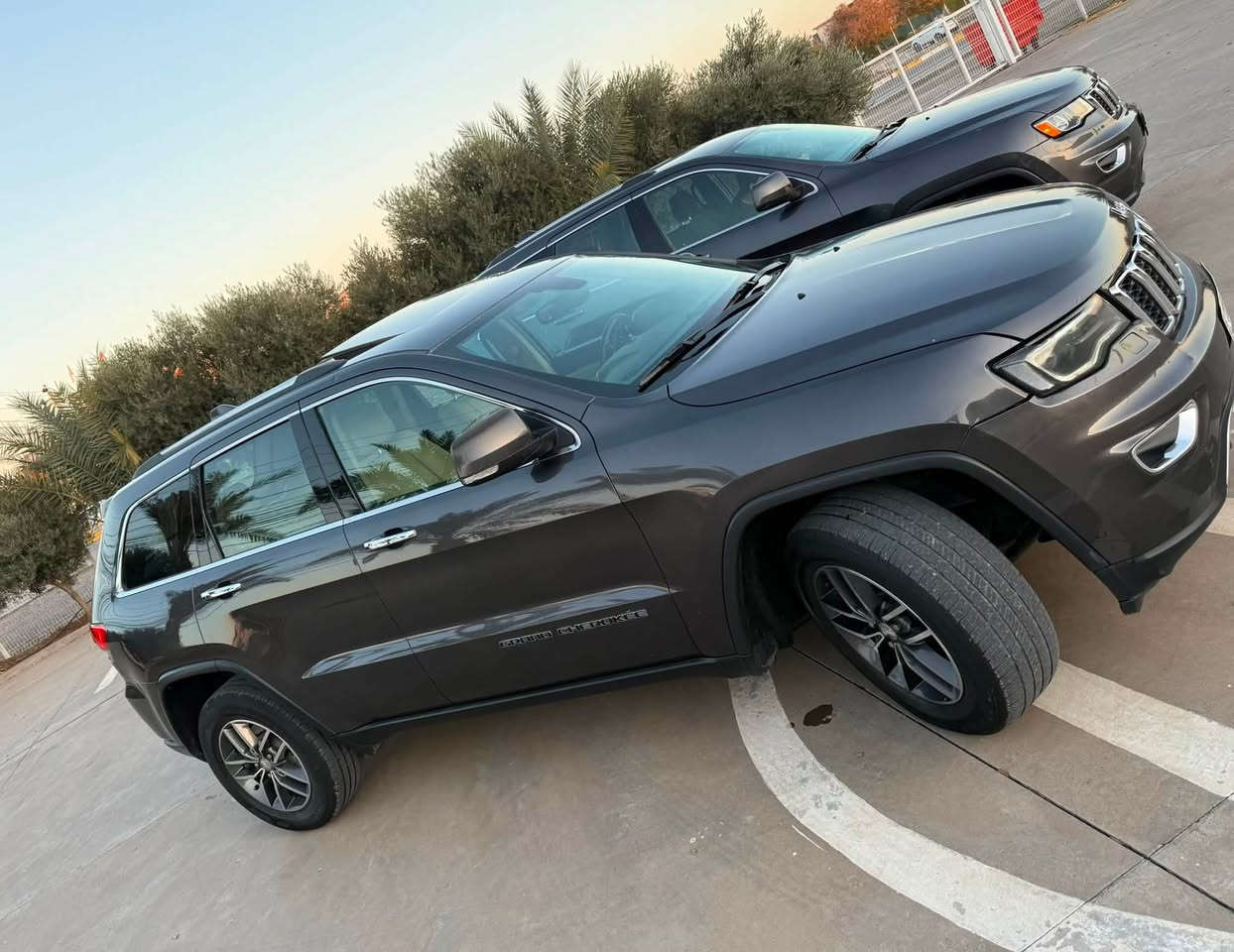 🔥🔥🔥بسعر مناسب جداا🔥🔥🔥
السلام عليكم (Jeep Cherokee) لمتدد 
خليجي شركة هارلم 
المواصفات: فول اعلى فئه بالمتدد ماعدا الشاشات الخلفيه 
1: بانورما 
2: كشنات جلد +كهرباء + تدفئى تبريد 
3: دركة تدفئى 
4: تثبيت سرعة + سياقة ذاتيه 
5: عاكس روئيه ليلية 
6: 4x4 فور ويل 
7:: 5 انضمه قيادة 
8: بجم السياره مغلف بحماية ppf 
وبيها باقي مواصفات معروفه بعد 
الممشى 70 الف كيلو متر 
السياره بيها فقط بارد بالجاملغ الامامي جهة السائق شبر + كارت باب السائق غير هذا مكفوله كفاله عامه 

للاستفسار / *********** واتساب + خط متواجد

