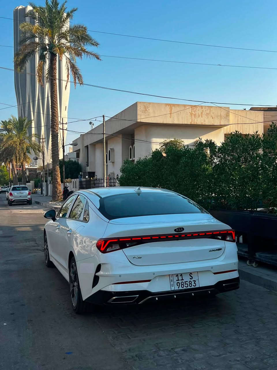 السلام عليكم 
للبيع كيا K5 موديل 2021 خليجي الشركه الدوليه  مكفوله من الصبغ بيها تعديل بارد pdr كلش بسيط براس البنيد الباقي كفاله ماشيه 64 السياره جديده وعلى ايدي استخدام شخصي السياره جاهزه من كلشي تخم تاير جديد باتري جديد تبريد ثلج رقم بغداد الجديد باسمي هزه و سنويه كله جديد 
فوول مواصفات عدا البانوراما
مواصفات :
بصمة تشغيل + ابواب
بردات بلاديه 
ترحيب عند الاقتراب
لد امامي + خلفي
شحن وايرلس
شاشه كبيره 
ابل كار بلي + اندرويد اوتو
كامره خلفيه
حساس امامي + خلفي
خمس وضعيات قياده
تبريد قطعتين
مثبت سرعه 
فول تحكم ستيرن
مانع انزلاق
وباقي المواصفات المعروفه 
السعر : 183 ورقه وبيها مجال
مكان السياره : بغداد العامرية
للاستفسار :***********
