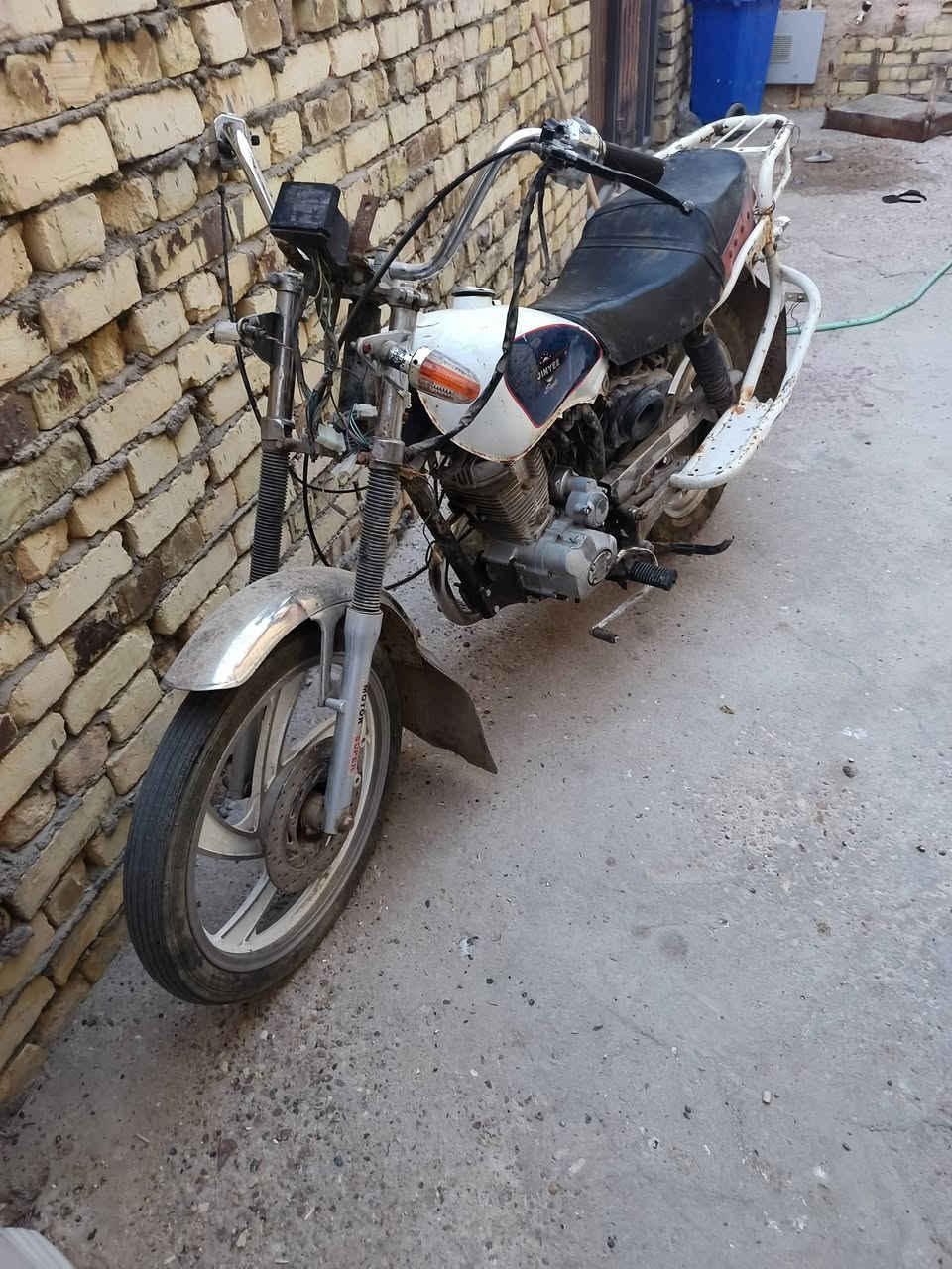 دراجه جونده للبيع شغاله بيها محرك حجم 150cc تايرات نضيفه بدون اوراق مكفوله عشائرين سعر 200اوبيها مجال اتصل ***********
