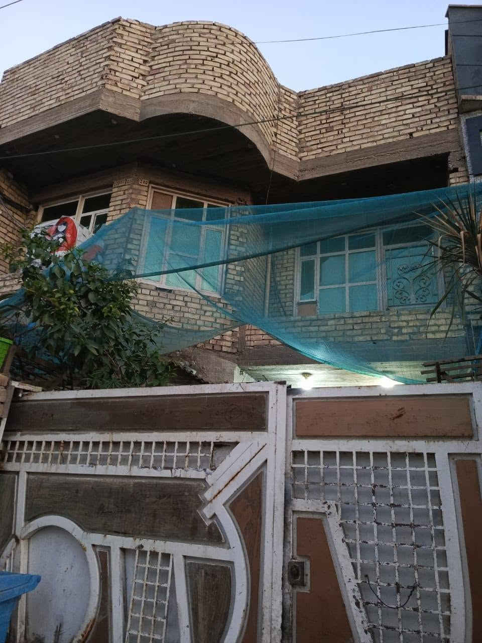 بيت في منطقة الشعب بين شارع الصحه وشارع عدن قرب سوق الصبح يحتوي على ست غرف منام وهول ومطبخ واربع حمامات وطرمه كبيره الواجهة 7 والنزال20 طابو ملك صرف وجميع الخدمات قريبه عليه مدارس ومستوصف وسوق ومطاعم  
للتواصل *********** 
او ***********
