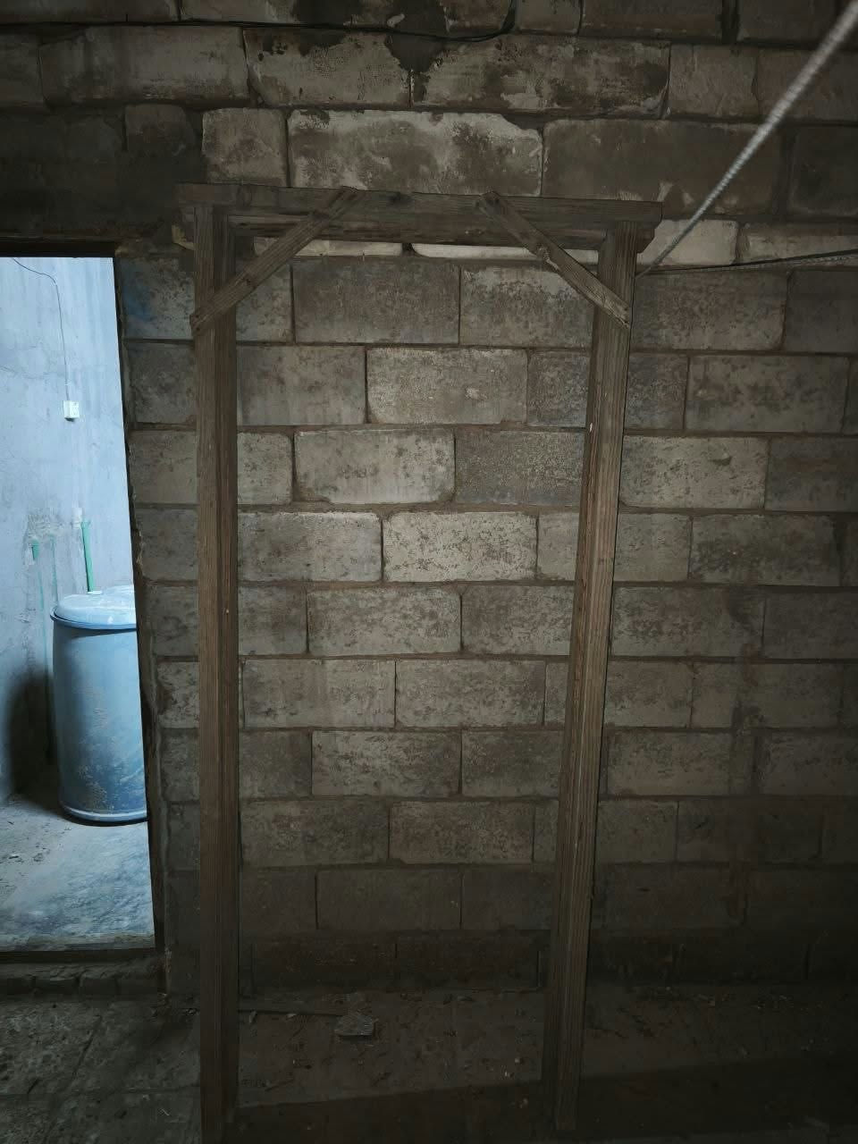 شباك حديد وباب حديد ثقيل وهوائيات حديد ثقيل وجرجوبه خشب للبيع كلمن وسعره مكاني نجف حي ميسان ***********
