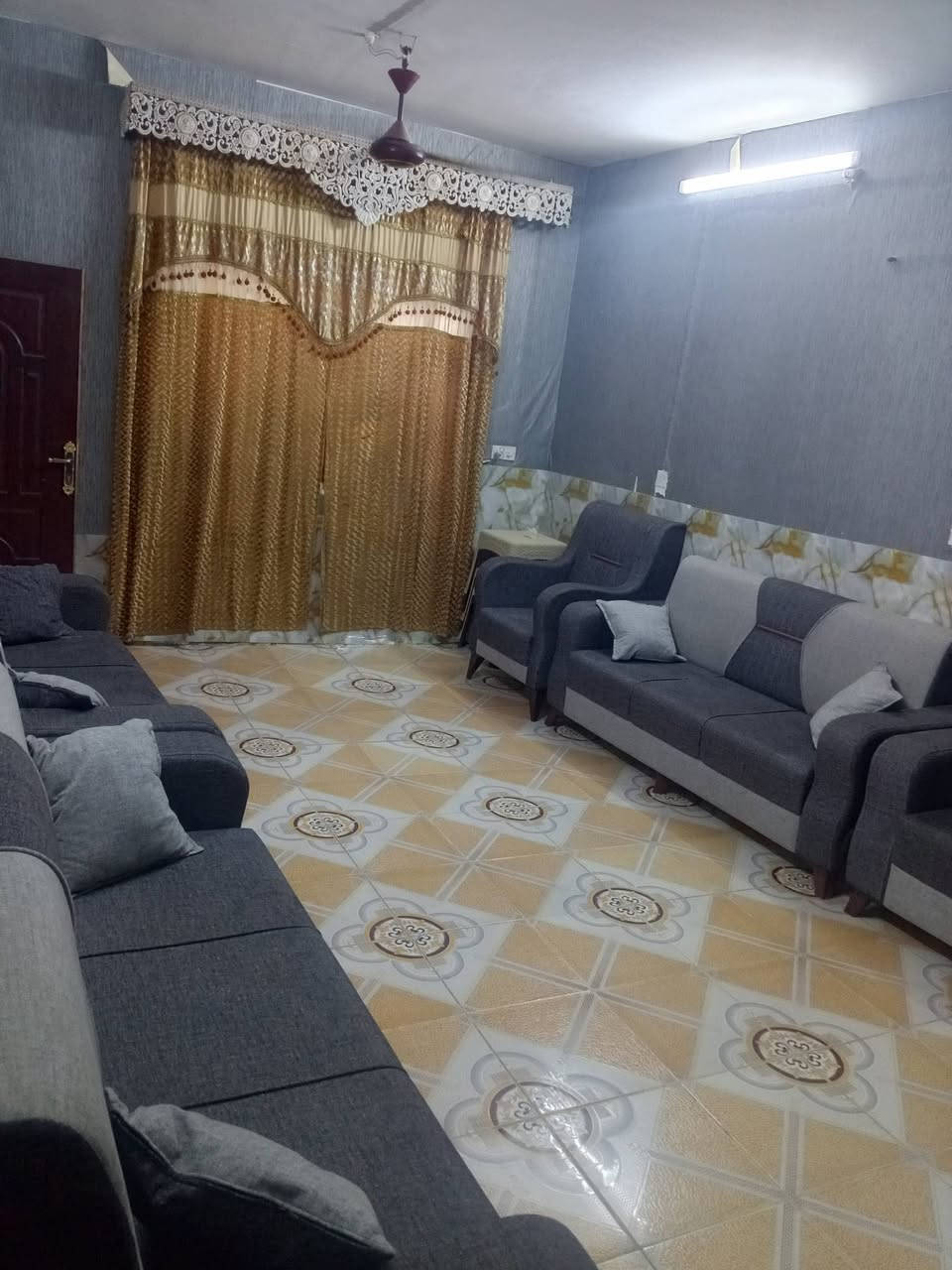 دار للبيع  بداية شارع 20 حي العطاء
300م
يحتوي علي 5غرف  نوم طابقين 
للاستفسار ***********
