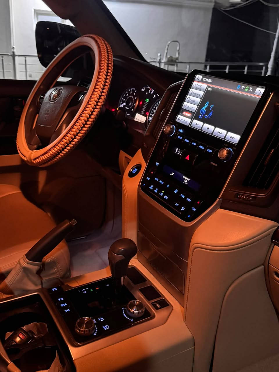 بسمالله الرحمن الرحيم
تويوتا لاند كروزر ٢٠١٧  V8 GX-R
شركة مهند فول مواصفات 
كشناد كهربائي و جلد 
اربع كامرات 
بدون صبخ شرط 
خمس تايرات جديد 
***********
