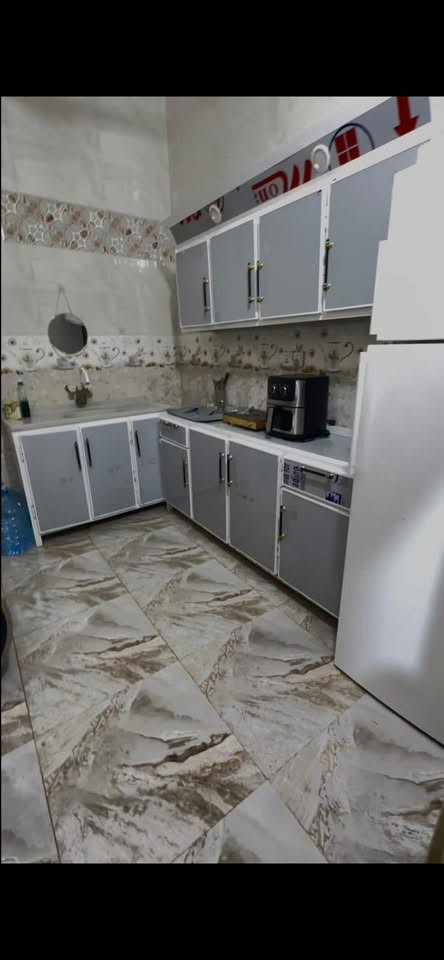 السلام عليكم عندي بيت بال3000 الاسكان الصناعي نهايه النزله الثانيه ثاني بيت عن الشارع الرئيسي نزله ال بو فياض البيت خلفي كونكريت بناء 2025 يتكون من ديوانيه وصاله ومطبخ وغرفه نوم ومنور وصحيات خارجيه وداخليه البيت يحتوي علئ خط مولد وتانكي وماطور جاهز للسكن للاستفسار *********** ايجاره 300 الف
