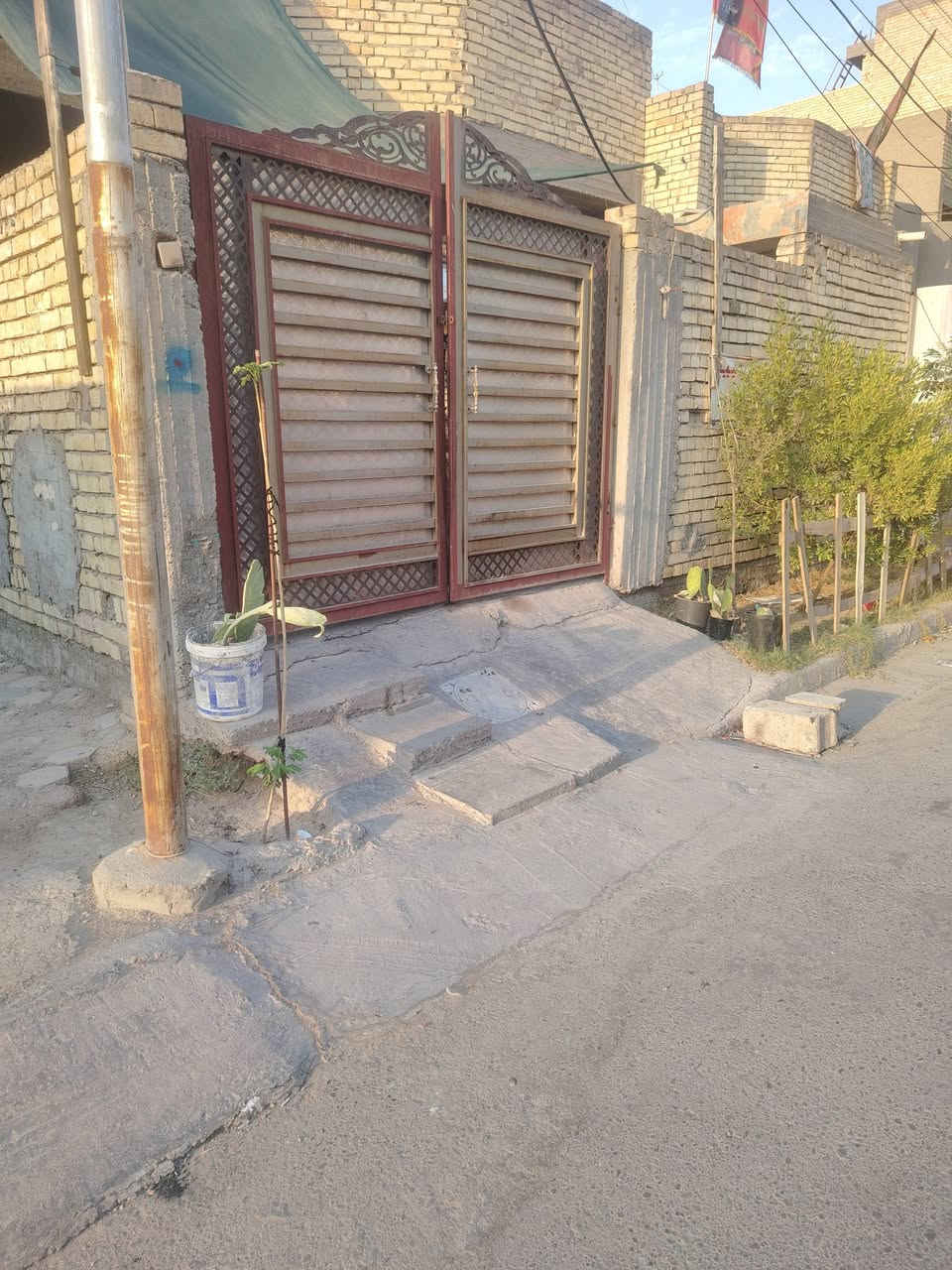 السلام عليكم 
دار للبيع  طابو زراعي. خلف محطه الوقود  بل بدايه 
المساحه 200م.  البناء 2024.  طابق ونص.   السطح شتايكر. كامل. والطابق النص موظح بل صورة. كلشي
 واي استفسار. واتساب متواجد. فيس ما متواجد 
***********
