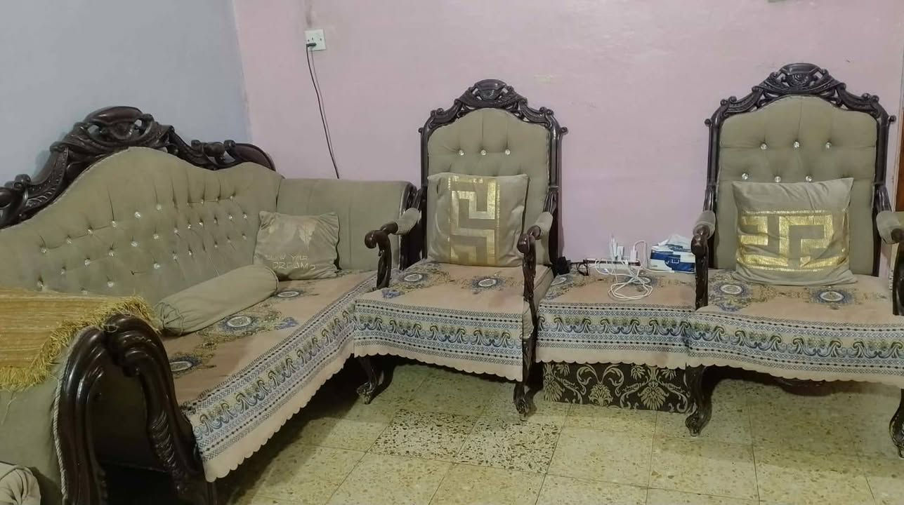 للبيع تخم ١٠ مقاعد نظيف ٤ كراسي وقنفتين سعره ٢٠٠ وبي مجال مكاني بغداد بلديات *********** شراي يتصل
