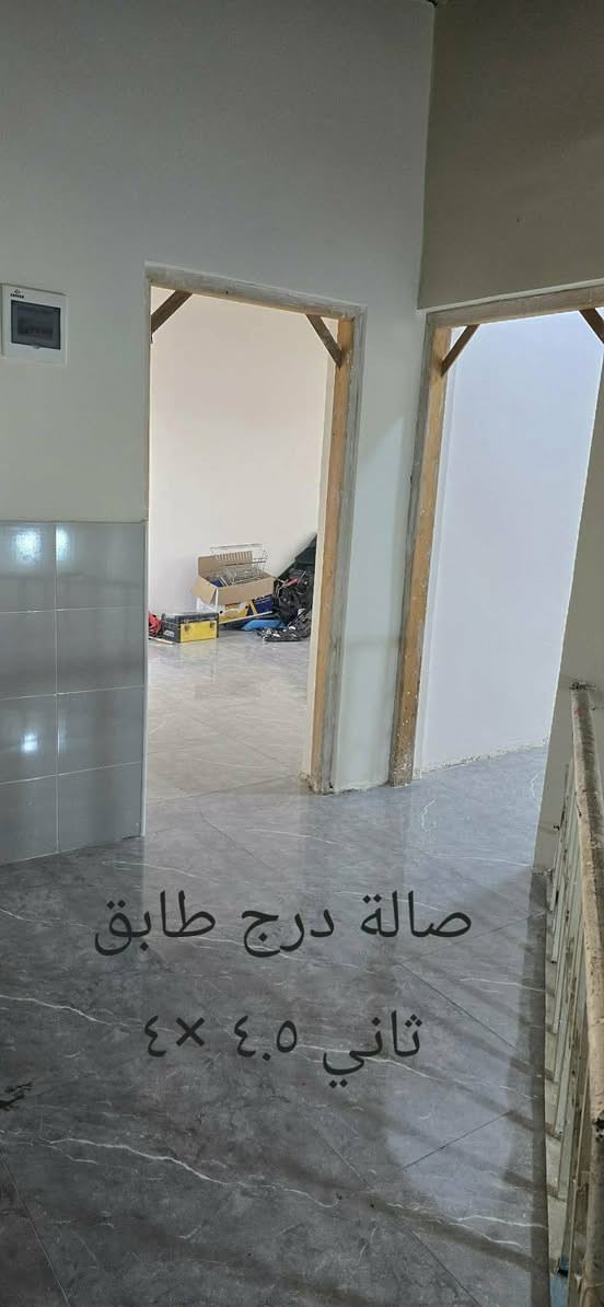 السلام عليكم دار للبيع بغداد المدائن مقابل مركز شرطة المدائن خلف اسواق سبلاش زراعي  قرار ١٧ مساحة الدار ١٦٥متر الواجهه ٨.٣٠ نزال ٢٠  عرض الشارع ١٥ متر... يتكون الدار الطابق الأول ستقبال غرفه نوم صاله مطبخ صحيات داخلية خارجيه وكراج سياره حديقه... والطابق الثاني غرفتين نوم وصاله وصحيات خدمات كامله تبليط كهرباء ماء مجاري ثقيلة وأمطار . للاستفسار الاتصال على الرقم *********** واتسب
