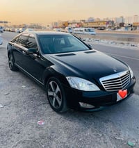 مارسدس 2005        S550 بيه قطعتين صبغ فقط للبيع او مراوس حسب القناعه ...