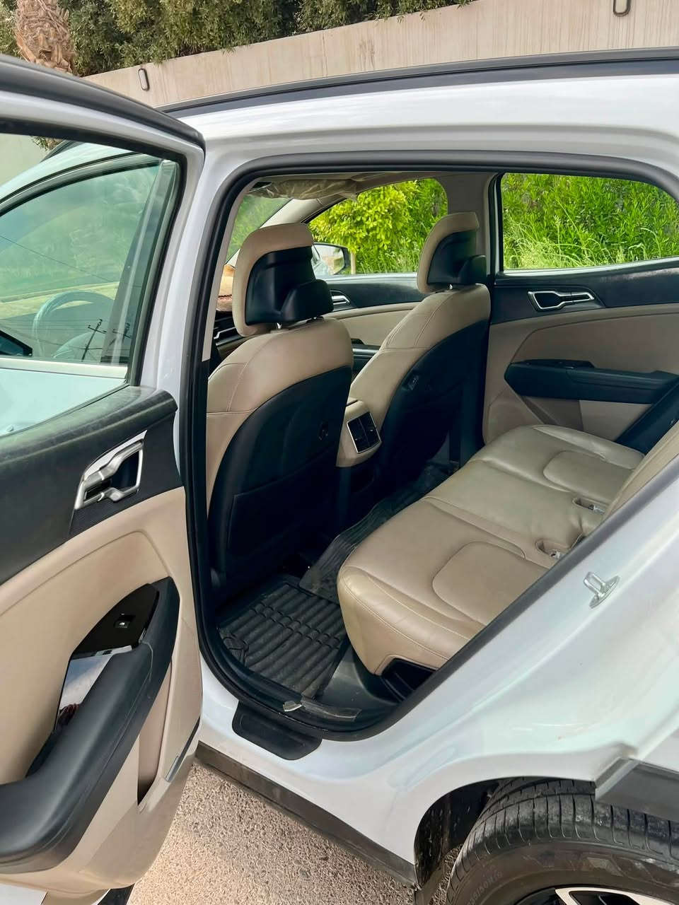‏kia sportage 2024
كيا سبورتاج2024
فول مواسفات 
وارد خليجي
‏‎ - بانوراما
‏‎ - حساسات أمامية
‏‎ - حساسات خلفية
‏‎ - لايت زينون + LED
‏‎ - بك لايت LED
‏‎ - ويل كب 19
-‏‎ تشغيل عن بعد
‏‎ -فتح الصندوق كهرباء ذكي
-بصمه
- ابواب بصمه
‏-‎ دشبول شاشة
‏‎ - تدفئة المقود والكشنات الأمامية
‏‎ - مثبت السرعة Cruise
‏‎ - فحص أنظمة السيارة
- تبريد قطعتين
- كشن هيتر حار و بارد
‏‎ - حساسات ضغط اطارات
شحن واير ليس
سكان هيتر
‏‎ - هاند بريك بصمة
‏‎‏- ABS
‏‎‏ - Auto Hold    أوتو هولد
‏‎- نظام مانع الانزلاق
نظام سبورت
نظام ايكو نورمال سمارت‏
ملاحظة/ السيارة مكفولة كفالة عامة من كل شيء
السعر 222 
للاستفسار ***********
