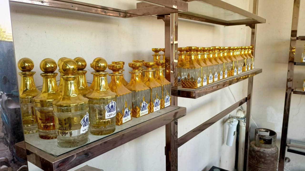 سلام عليكم شيش عطور للبيع الصفار اصلي ما يروح ٨٣ قطعه مربع و١٨ قطعه دائري القطعه الفين ونص ***********
