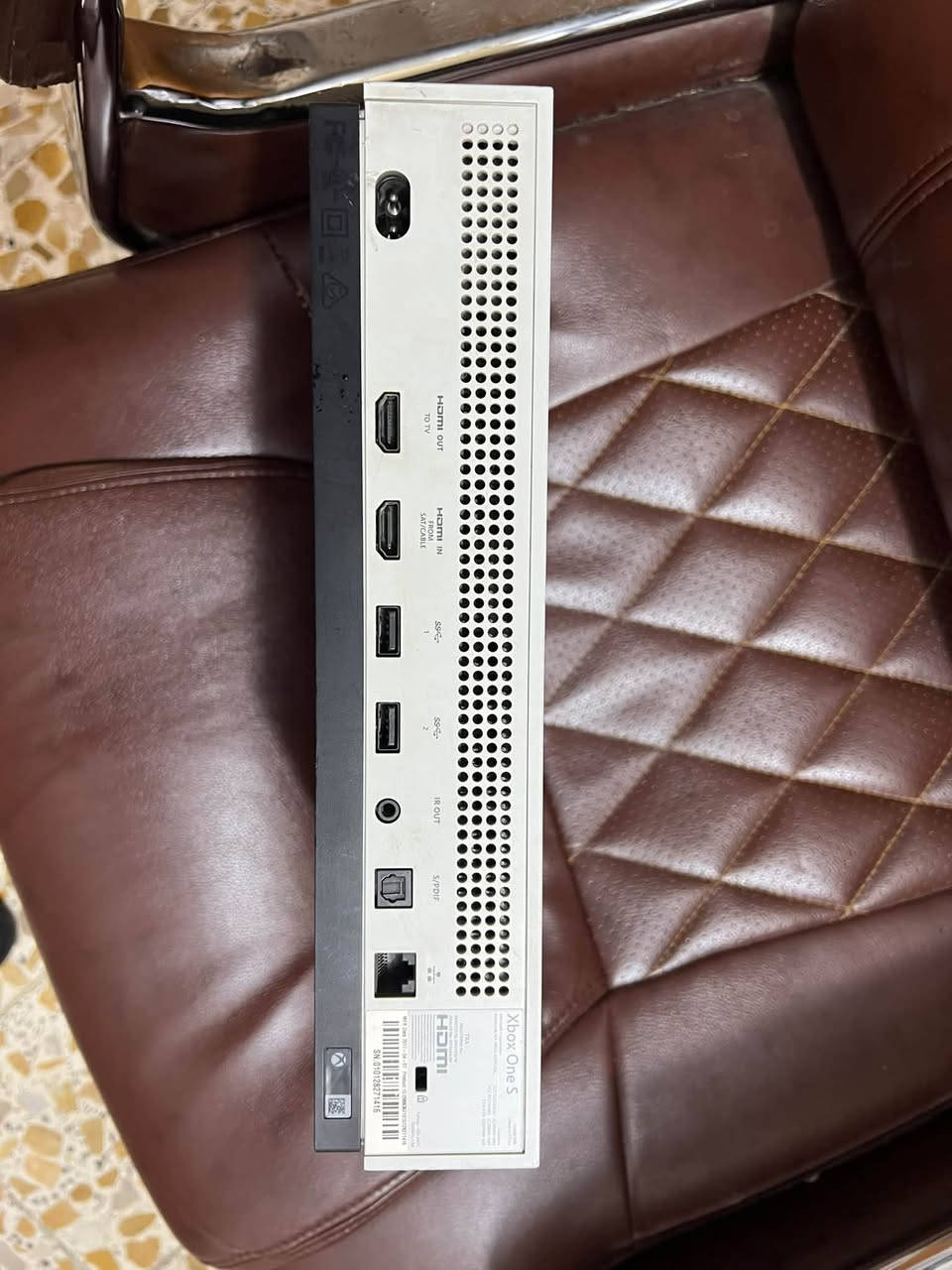 سلام شباب Xbox One s للبيع جهاز نضيف و كله شغال 
بس لاستيكه مال كير مشلوعه شغاله كلشي ما بيهة ويا قرص رينبو 6. سعره 150 و بي مجال للشراي عنواني بلديات 
***********
متوفر واتساب
