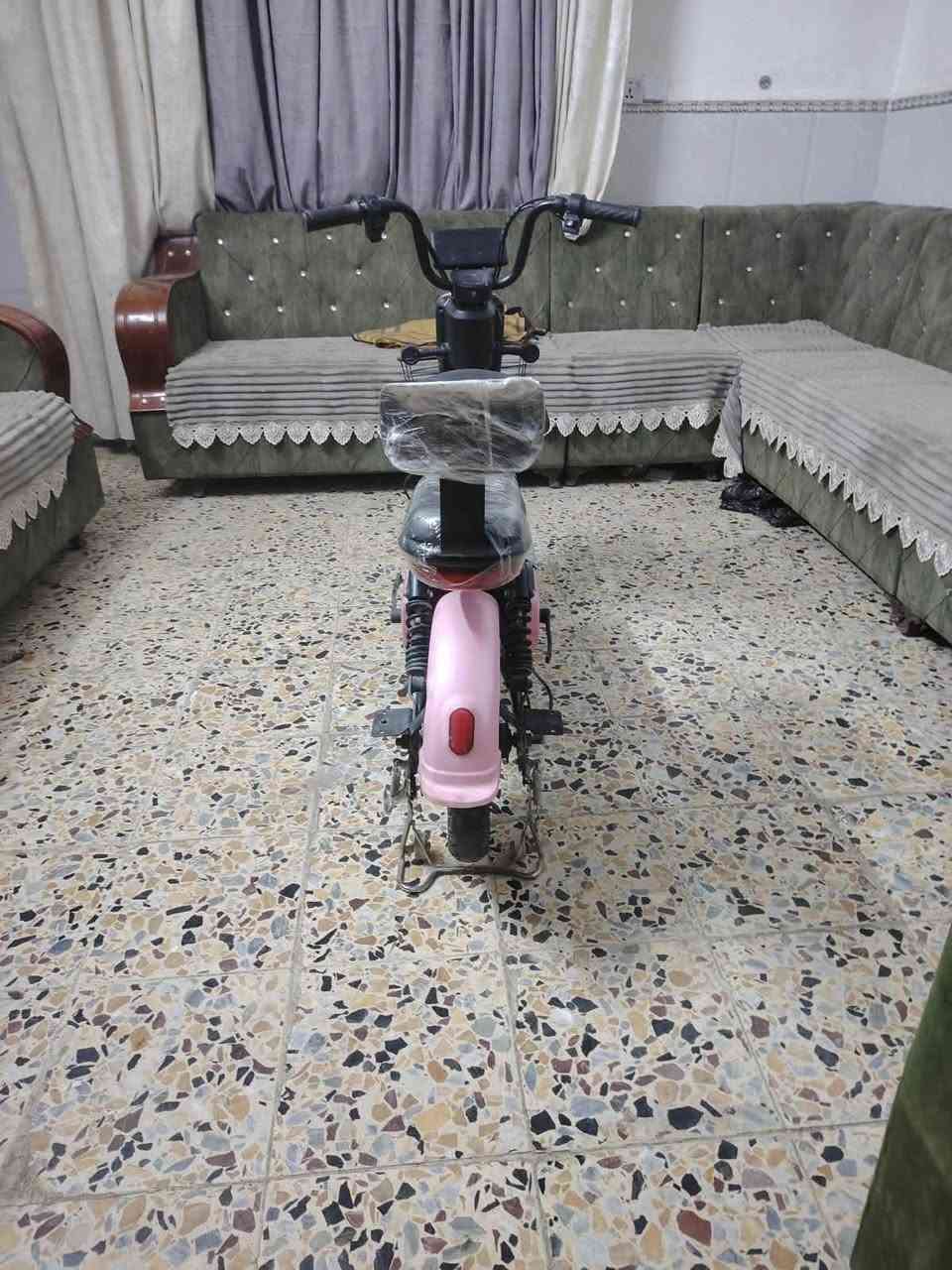 دراجه شحن شركة الريان موديل 2025 
كلها شغاله مابيها اي نقص بطارية 2026
كامله مكمله من كلشي 
السعر 215 
بغداد المشتل 
***********
