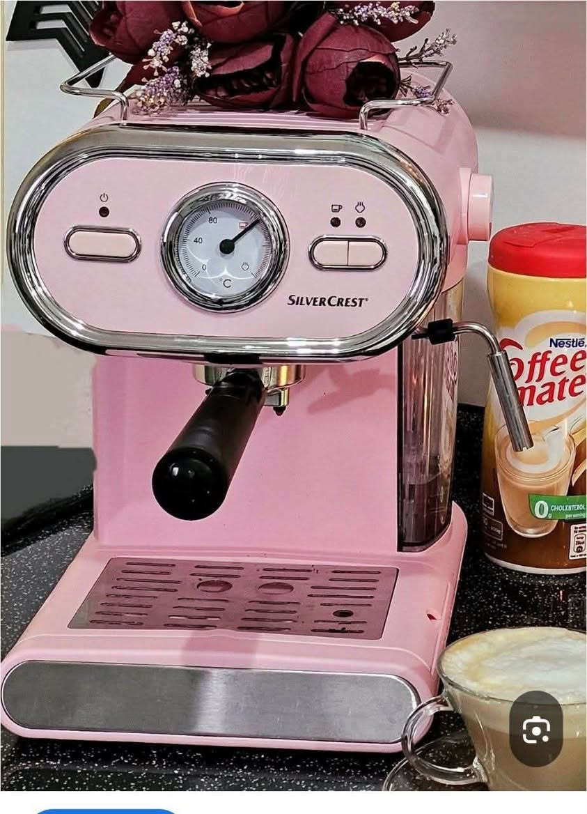 #سارع_بالحجز_ #الجميع
هذه ماكينة صنع قهوة إسبريسو من ماركة سيلفر كريست (Silvercrest)، وتأتي باللون الوردي.الجهاز مصمم للاستخدام المنزلي ويتميز بضغط 15 بار لتحضير قهوة غنية بالرغوة.تحتوي على أنبوب تبخير مخصص لتجهيز رغوة الحليب لمشروبات مثل الكابتشينو واللاتيه.تتميز بتصميم ريترو (كلاسيكي) وتعمل باستخدام القهوة المطحونة فقط،

للحجز والاستفسار مراسله الصفحة او  الواتساب***********
