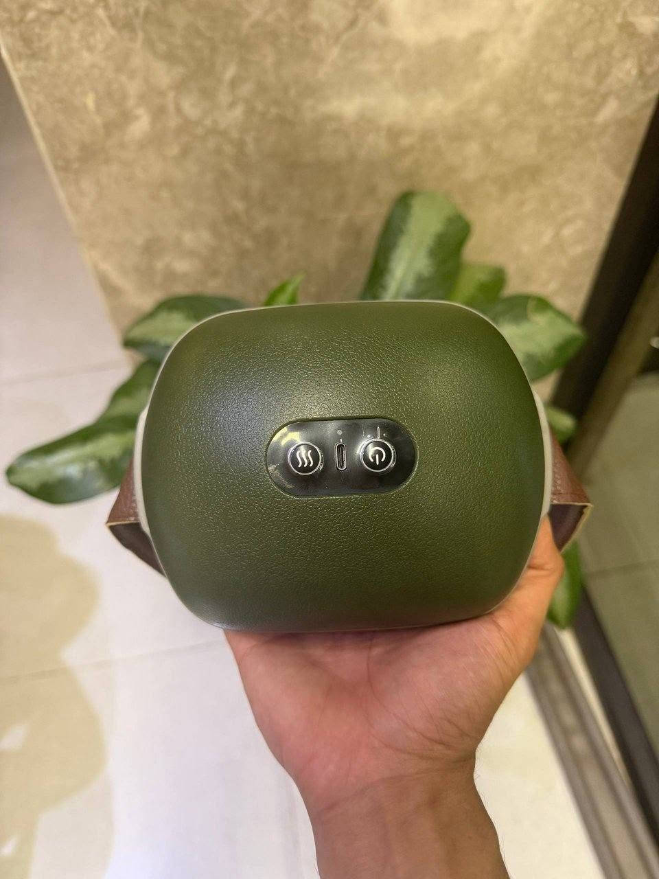 جهاز تدليك الكتفين والرقبة
جهاز تدليك الكتفين والرقبة – Shoulder And Neck Massager 

جهاز تدليك عملي للكتفين والرقبة مصمم لتجربة تدليك مريحة وسهلة الاستخدام في أي وقت.

• تدليك بالعجن باستخدام كفّي اليدين

• مزوّد بخاصية الضغط الحراري (Hot Compress)

• مادة صديقة للبشرة

• تصميم خفيف الوزن وسهل الحمل

• تشغيل بسيط بزر واحد مع مؤشّر إضاءة

• مناسب للاستخدام المنزلي اليومي

• جهد الإدخال (Rated Input): 5V
• القدرة (Rated Power): 10W
• سعة البطارية: 2000mAh
• الوزن الصافي: 760 غرام
• الوزن الإجمالي: 1100 غرام
السعر ٣٥ والتوصيل مجاني لجميع محافظات العراق للتواصل واتساب *********** او مراسلة الصفحة
