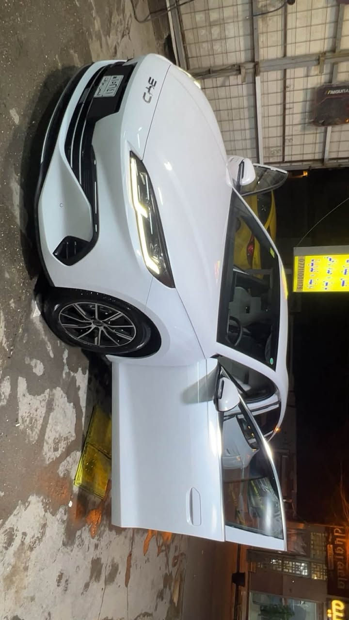 السلام عليكم ورحمة الله وبركاته BYD سيل 6 السيارة جديدة بمعنى الكلمة ومرقمة وجاهزة درهم متصرف عليه رقمها مميز 55622 بغداد بأسمي تحويل ثاني يوم 
المواصفات بانوراما كامرات عدد 5 و تشغيل عن بعد 
وكومة مواصفات بعد السعر ٢٥ مليون وبيها مجال حگ الجية 

الاتصال : ***********

