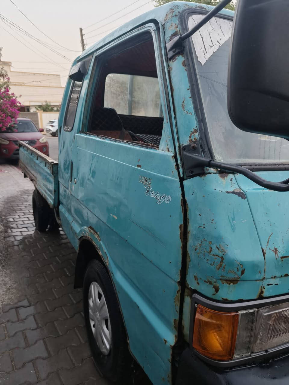 سلام عليكم أخوان كيا بنكو موديل ٩٣ سياره حلوه كير فول مكينه بيها بخار بسيط تايرات تخم جواها جديد السياره بيها تحويل  مباشر  الي يريدها بي خير ويدلل اخوان اللاستفسار على الرقم التالي *********** عوانها النجف الاشرف  ورقم هم نجف الماني  وسعرها على رقم الهاتف  وبيك خير وتدلل
