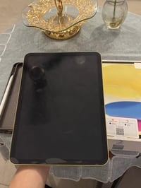 ايباد الجيل العاشر لون اصفر ذاكرة 64 غ.ب ويا قلم وكارتونته و شاحنتة ال...