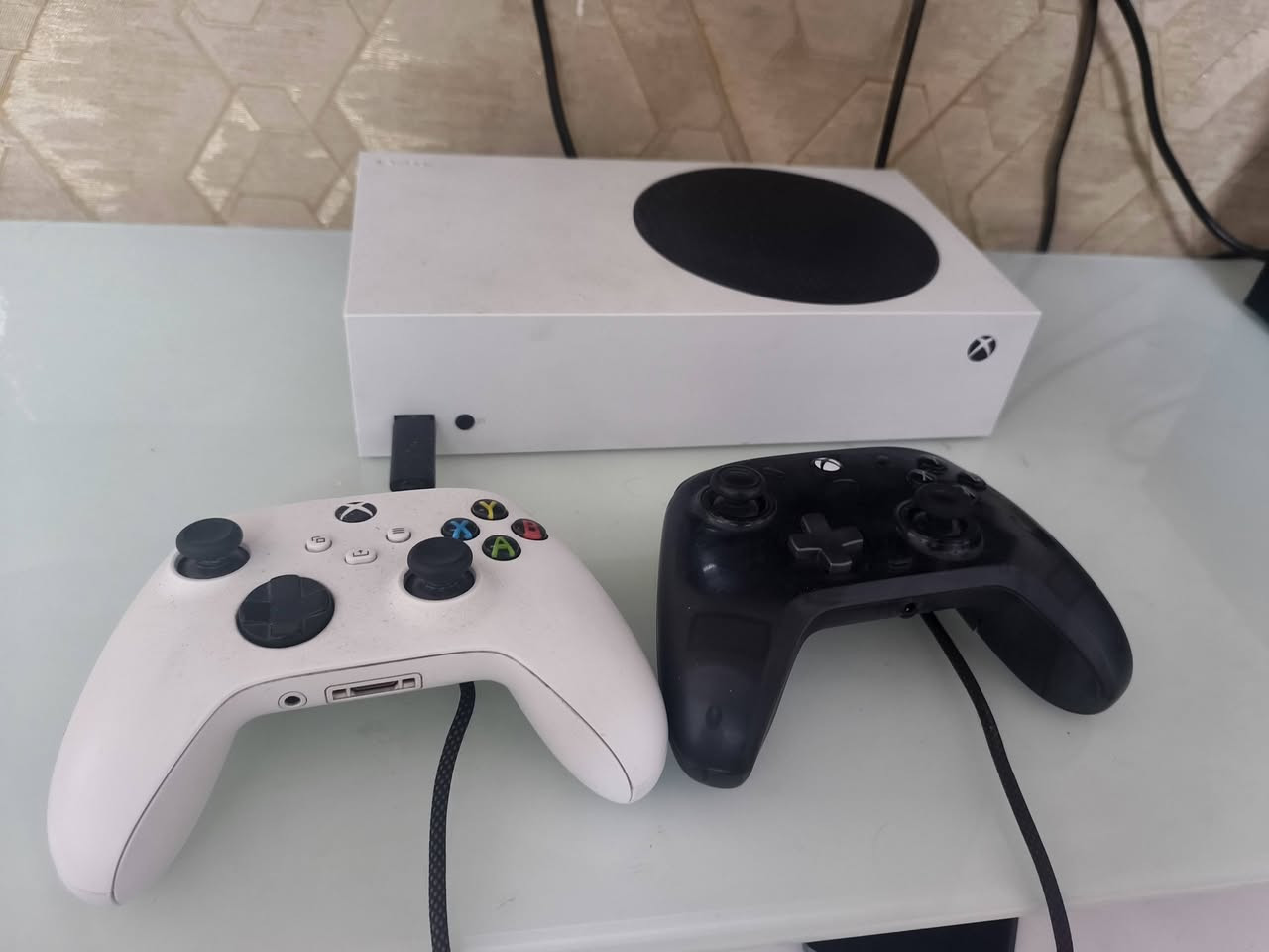 السلام عليكم عندي بلي Xbox Series S نظيف جداً استخدام شخصي وحالة ممتازة يحتوي على يدات عدد 2 ويو بي إس ذاكرة 512 السعر 425 وبي مجال
المكان بغداد الشعب 
للاتصال رقم:***********

