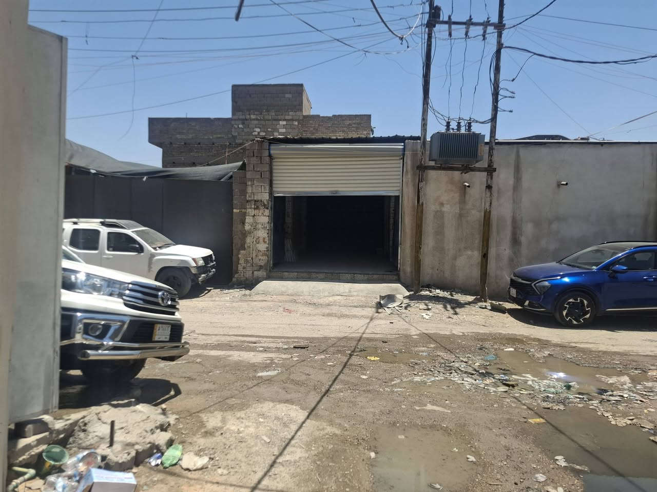 السلام عليكم كراج للايجار في كم الارمن نزلة جسر محمد القاسم باب الشرجي الشارع العريض الواجه ٤ونص ونزال ١٤ونص يصلح ان يكون فيتر او صباغ او كهربائي او سمكري او ادوات احتياطية او مخزن للاستفسار ***********
