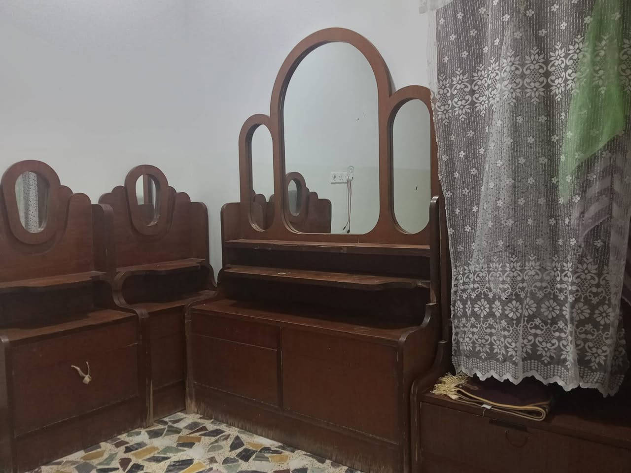 غرفه خمسه ابواب للبيع داخل خارج صاج مستعمل  مع الدوشكك  السعر ٣٥٠ بيها مجال مكاني سهل نينوى بعشيقة قريه الافاضليه ***********
