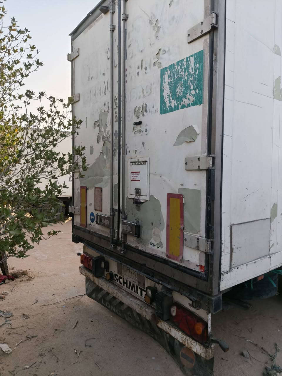 شمتز ٢٠٠٦ سمك ٥ جهاز إس ال ٣٠٠
ثلاجه ومطبخ وصندوق عبار أربع تايرات جدد
شاصي كامل تفصال سوري 
سعر ٨٠ 
غاز ١٣٤
***********
