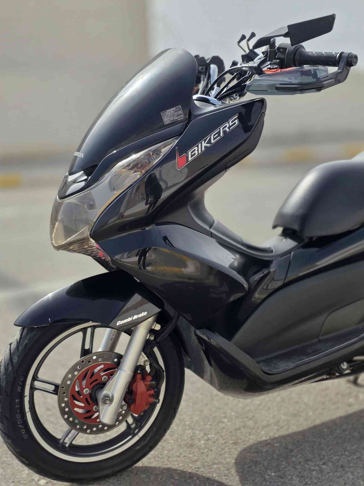 دراجة PCX 150cc جيل اول
دراجة مكفولة من كلشي
مال رمبة على ايدي ادامة دهن موتال بانزين كله محسن
دواسات بريك رياضي + البلاديات موجودة
اكزوز رياضي اصلي بلادي + البلادي الكاتم موجود
دراجة مابيها اي نقص ونظيفة وكاملة مكملة 
( بيها فقط كسر بالكفر الجانبي الايمن )
العنوان الكوت مجمع الرواد السكني
السعر 1800
الاتصال ***********
واتساب ***********

