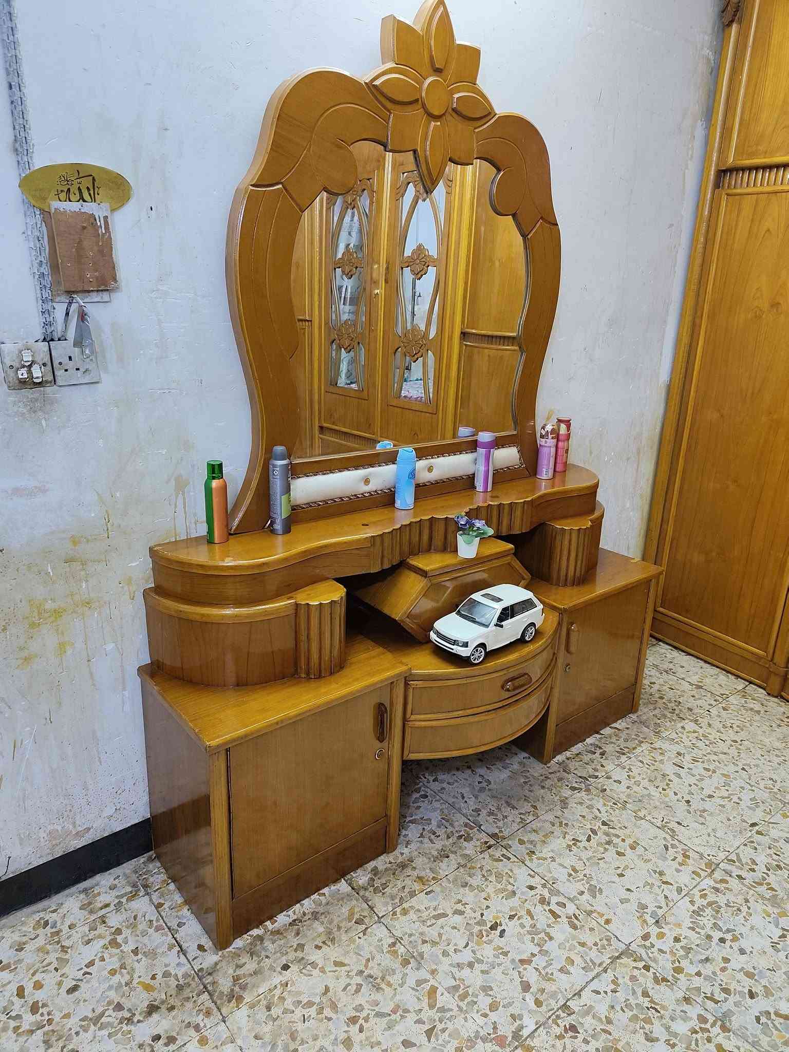 غرفة نوم للبيع تسكام صاج داخل وخارج مابيها اي ضرر مكاني حلة شارع 80 قرب مدينة ألعاب ارض بابل ***********
