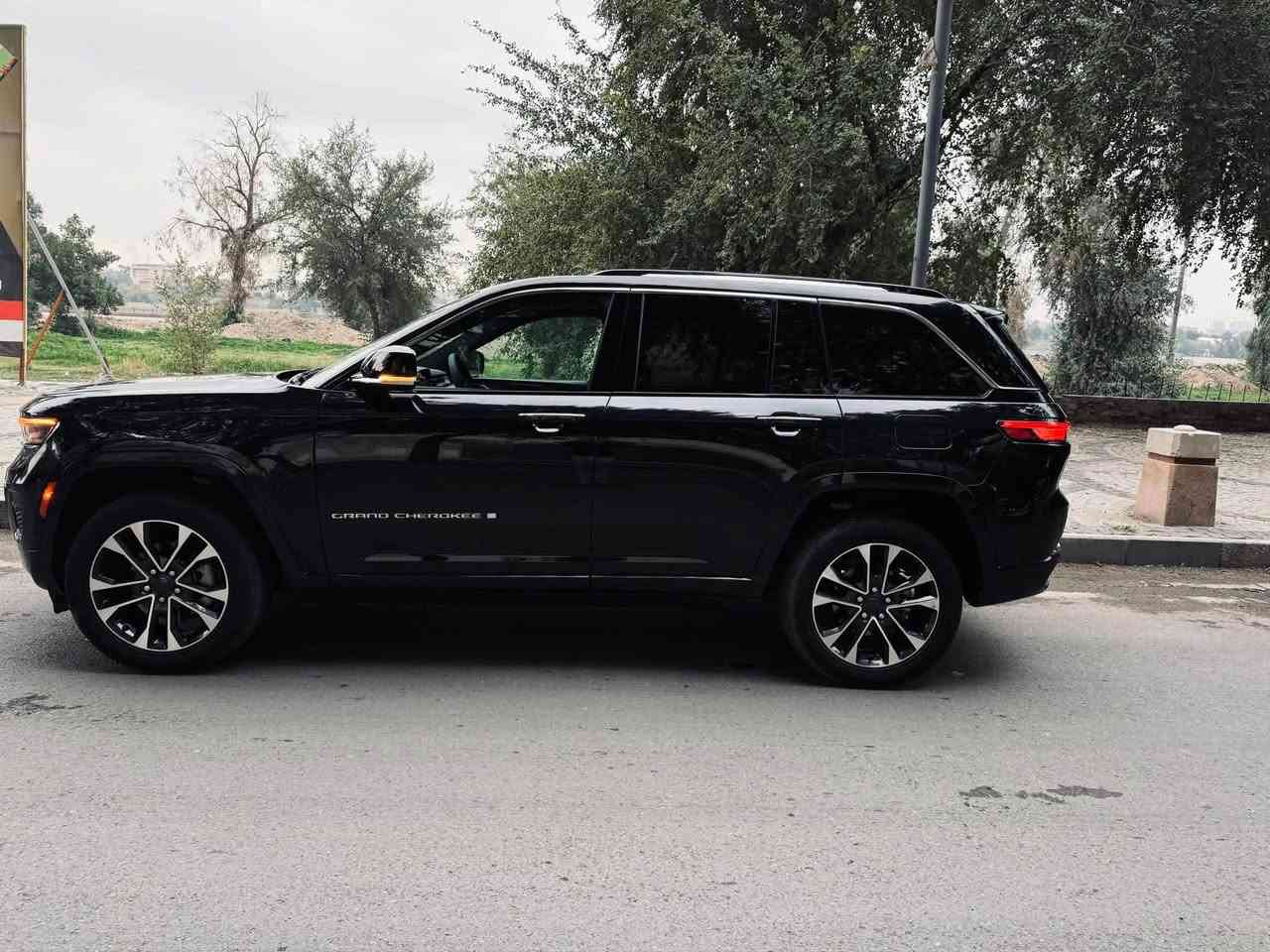 جيب كراند شيروكي اوفرلاند
الموديل : 2023
المحرك:V6, 3.6L.
السياره : 5 راكب المرغوب
رقم بغداد بسمي تحويل ثاني يوم

المواصفات : فول 1/1
* دفع رباعي 4x4.
* نظام تعليق هوائي (جكات). 
* قيادة ذاتية عند المنعطفات.
* رادار امامي مع مانع تصادم. 
* تحذير الخروج عن المسار. 
* مستشعر نوم السائق مع نظام التوقف الآلي. 
* تحذير النقطة عمياء  .
* نظام تحذير عند التقاطعات. 
* نظام تحذير عند تجاوز السرعة المحددة. 
* إنارة محيطية خمس الوان. 
* شاحن موبايل وايرلس. 
* تعديل وضعيات مقود السائق كهربائيا. 
* مرايا تعتيم ذاتي. 
* المرايا الجانبية قابلة للطي كهربائيا. 
* نظام الصوت 9 سماعات Alpine.
* ويل قياس 20 انج.
* سقف بانوراما. 
* شاشه كبيرة 10.1 انج. 
* نظام الخرائط (GPS).
* عرض خرائط الطريق على لوحة القيادة.
* لوحة القيادة بقياس 10 أنچ. 
* المصابيح الأمامية LED. 
* كشافات الضباب LED.
* المصابيح الامامیة متحرکة.
* دخول ذكي. 
* بصمة على 5 ابواب للدخول الذكي. 
* تشغيل عن بعد.
* الصندوق الخلفيي كهربائي.
* فتح الصندوق الخلفي مع حركة القدم.
* ذاكرة لحفظ وضعيات الجلوس للسائق. 
* ذاكرة لحفظ وضعيات الجلوس للراكب.
* مساج للمقاعد الامامية السائق والراكب. 
* المقاعد الأمامية كهربائية.
* المقاعد الأمامية تبريد وتدفئة.
* المقاعد الخلفية تدفئة.
* ستائر للشبابيك الخلفية.
* انارة داخلية LED متعددة الالوان. 
* حساسات امامية. 
* حساسات خلفية. 
* مكيف خلفي مع وحدة تحكم منفصلة. 
* تدفئة ستيرن. 
* مانع تصادم خلفي.
* بلوتوث تلفون. 
* محدد سرعة. 
* نظام التشغيل والاطفاء الاوتوماتيكي .
* نظام بريك اوتماتيكي.
وبعد بيه هواي مواصفات جناي الاوفرلاند يعرفهن

اني مستورده ومصلحه بيه ربع جاملغ صبغ فقط باقي غراضه الاصليه بدون تبديل وبدون صبغ فقط بارد جدا بسيط
سياره بدون ايرباك بدون لغد بدون شاصي شرط الفحص وين ميعجبك
ناشر رقم شاصي
سياره مسويله صيانه دهن وفلتر ومابيه اي نقص وبيه كتاب تضليل
مكاني بغداد
‏‭***********‬
وتساب 👈‭ ***********‬

