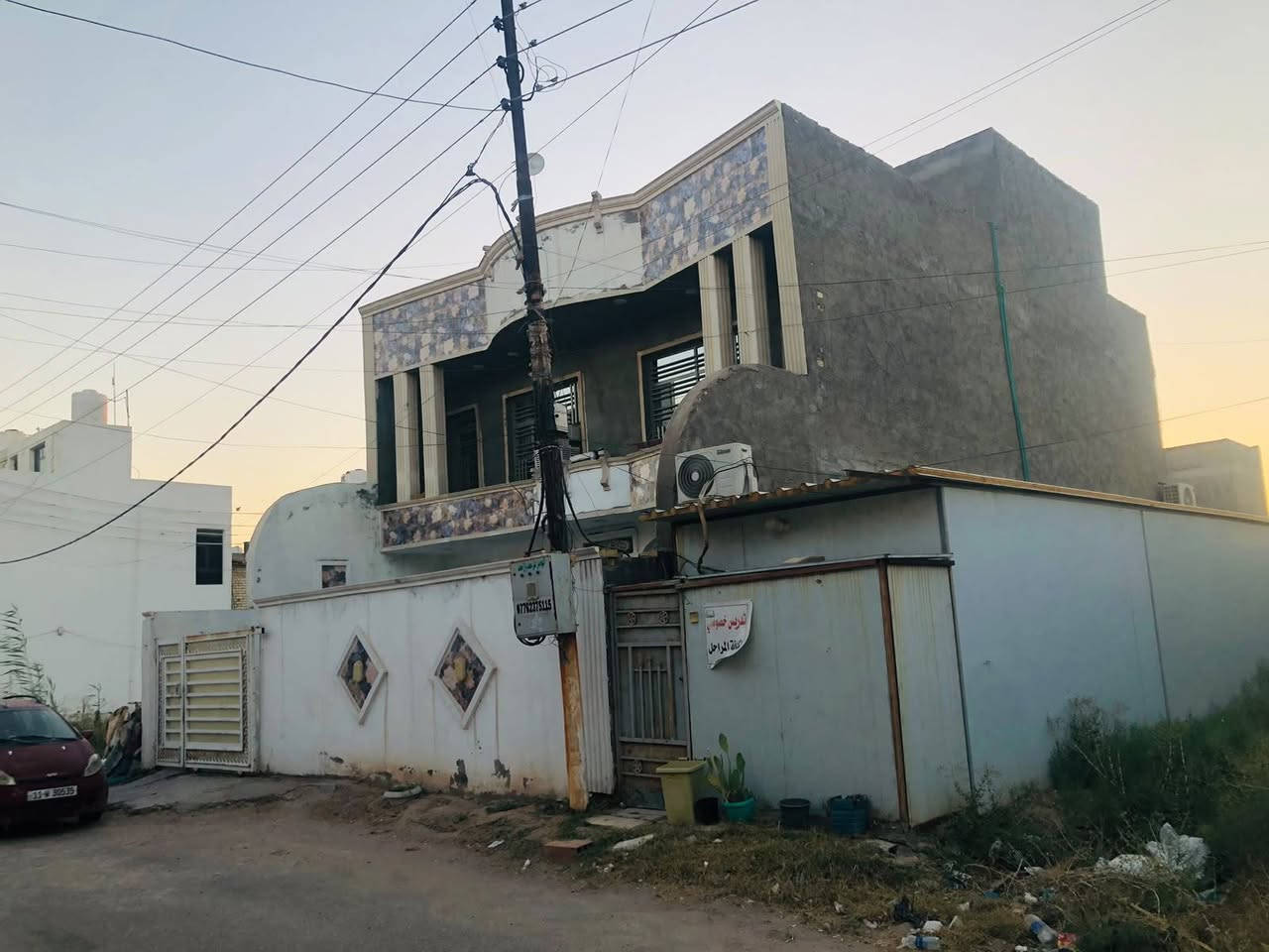 بيت للبيع 
مساحه 200متر   واجهة 10   او  نزال 20
يحتوي صاله كبيره 
او 4غرف نوم
اوخدمات بل طابق الاول او طابق الثاني‏
الدورة البوعيثة وشارع العيثاوي قرب مول ادم
‪***********‬‏
