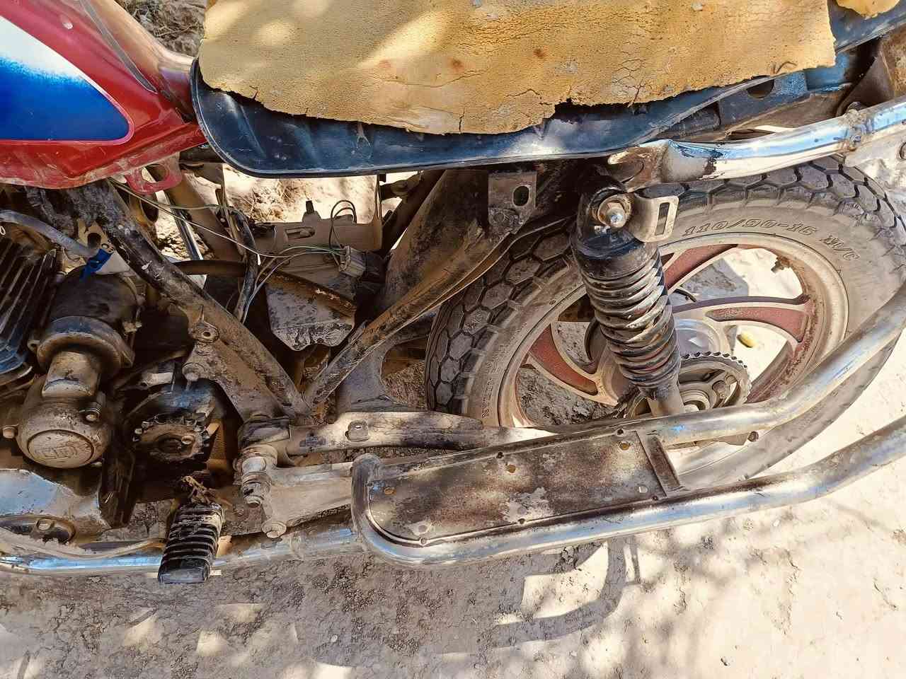 سلام عليكم اخون دراجه جونده لبيع موديل ١٦ اوراق اصوليه دريد بس زنجيل  وشقل وخذ  ماكني جبله فرع لمام لسعر 125  ***********

