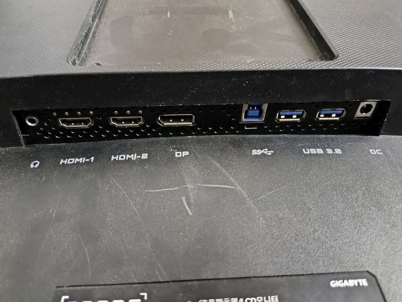Gigabyte G32QC • ٣٢ إنش • ٢K ١٦٥Hz
