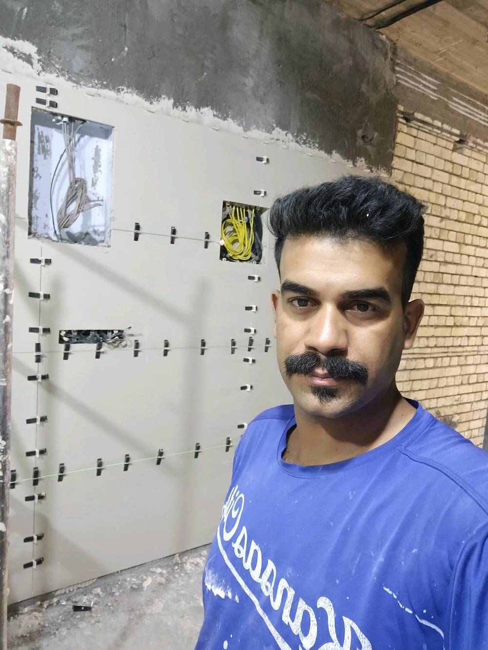 كادر تغليف جدران وارضيات عمل هندسي درجه اولى بادارة ابو مصطفى ***********
أستاذ أبو مصطفى، بأي محافظة/منطقة متوفرين حتى الزبون يعرف إذا تخدمون بمكانه لو لا؟: 
بغداد
شنو أنواع الشغل اللي تسووه بالضبط غير تغليف الجدران والأرضيات: حمامات، مطابخ، واجهات، أدراج، وشاورات؟: 
جبس بورد اصباغ وديكورات 
هل تشتغلون بكل أنواع الكاشي والبورسلين والرخام، لو عندكم مقاسات/أنواع محددة تفضّلوها؟: 
كافة المرمر والسيراميك والكاشي والبورسلان وتغليف الدرج 
التسعير عندكم شلون يكون: بالمتر لو حسب نوع الشغل والتحضير، وهل السعر يشمل المواد لو بس الأجرة؟: 
الاسعار اذا بالمتر من 10 فما فوق واحيانا حسب الكمية وحسب نوع الشغل يكون تسعيرة بمبلغ محدد 
أكو ضمان على الشغل بعد التركيب، وإذا أكو شكد مدته؟: 
العمل ظمانه الجودة وراي الزبون اقل مدة زمنيه اسبوع وحسب كمية العمل اقل او اكثر 