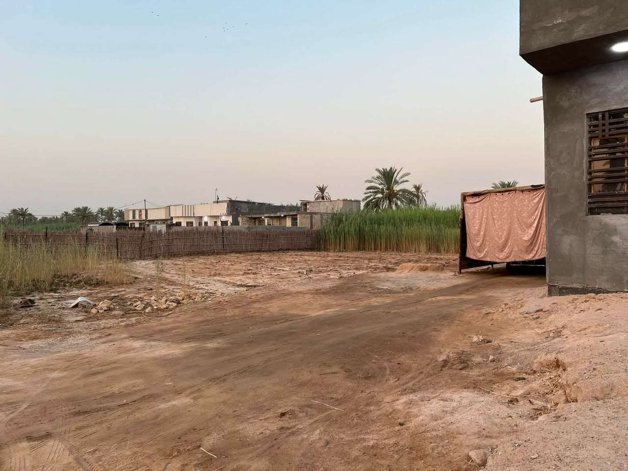 السلام عليكم دونم مساحه ٢٥٠٠ متر وبي بيت طابق ونص للبيع سند ٢٥ بسمي مباشر واني صاحب الارض مو دلال او ابو مكتب 
 البيت مساحه ١٨٠ متر  واجهه ١٣
بناء حديث ٢٠٢٣ بناء بلوك وصب كونكريت والطابق الثاني ايضاً
صب كونكريت
الطابق الاول يحتوي على
غرفتين كبار واستقبال وصاله كبيره وهول ومطبخ الطابق الثاني يحتوي على غرفه وصاله كبيره ومجمع صحيات مأسسات كهرباء باقي لبخ وارضيه
الموقع بي كافه الخدمات ماء سقي وماء اساله وكهرباء وخط مولد  يبعد عن سوق طويريج السايدين من باب البيت الى السوق ٣ كيلو ونص  
وعن طريق كربلاء طويريج طريق الزوار كيلو ونص. وعن التبليط اقل من ٢٠٠ متر شارع نزال عرض سته متر مدفون رمل وكامل وكامله معاملته باقي بس على تنفيذ التبليط منطقه سكنيه وهادئه وكلشي موضح بالفيديو سعر ١٦٠ مليون وبي مجال رقمي /***********.
