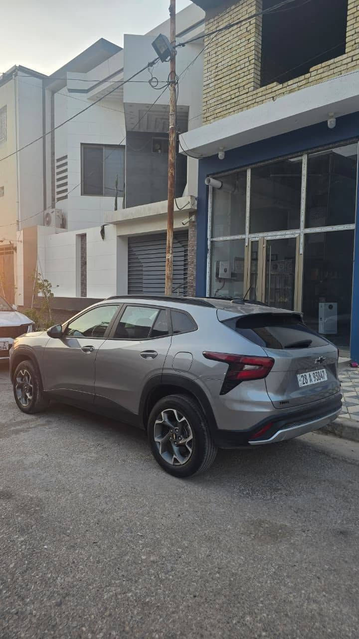 سلام عليكم 

(Chevrolet Trax LT) 2024

​⚙️ الأداء والمحرك
​المحرك: 3 أسطوانات بسعة 1.2 لتر مع شاحن توربيني (Turbo).  

​القوة: 137 حصاناً وعزم دوران يبلغ 220 نيوتن.متر.  

​ناقل الحركة: أوتوماتيكي عادي من 6 سرعات (وليس CVT)، مما يعطي استجابة وسياقة أفضل.  

​نظام الدفع: دفع أمامي (FWD).

​استهلاك الوقود: تقريباً 12.7 كم/لتر داخل المدينة، و13.6 كم/لتر على الطرق السريعة (معدل اقتصادي جداً).

رقم المركبه نجف 

حادث السياره مرفوق مع صور السياره
 ورقم الشاصي :-
#KL77LHE27RC152817

سعر السياره يبلغ 22،500،000

 22مليون و500 الف دينار عراقي
بيها مجال بسيط للشراي الجاد
ملاحظه السياره فقط بيع بدون مراوس 

للأتصال والاستفسار 
***********
