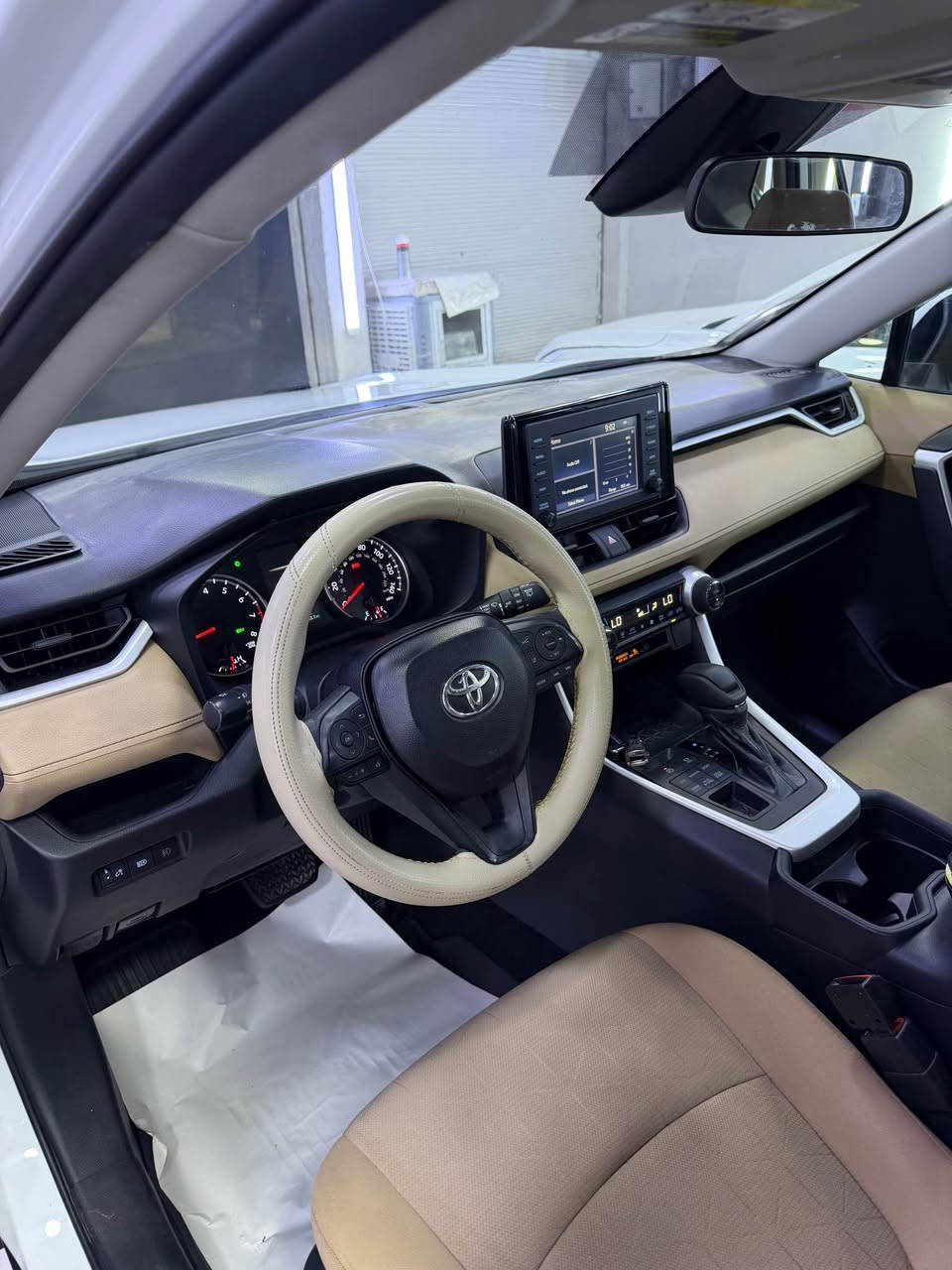 سيارة راف فور 2019 
مواصفات XLE 
AWD دبل اكسل اوتو
حساسات خلفية وأمامية وجانبية 
مرايات كهرباء 
بصمة 
سلايت 
6 وضعيات قيادة 
نقطة عمياء 
رادار امامي 
رادار جانبي 
رقم وسنوية جديد لسنة 2032 
رقم سيارة مميز 
سيارة عنده بطاقة بنزين 
ايرباك السيارة مسوي سستم كامل وشغال مو مقاومة 
حادث موضح بالصورة فقط دعامية امامية ابيض فقط مبدل بلادي باب سايق بي تعديل خط شبر واحد مبين بالصورة بقية السيارة مكفول 
داخل سيارة بيجي 
السيارة مكفول من كلشي باقي ع بلاد 
السعر 212 ورقة وبي مجال 
مكان السيارة كركوك 
شراي يتصل *********** 
*********** كركوك, العراق

نص مكتوب في الصور:
- copart.com
- VIEW ALL
- Copart
- Lot # 42412640
- More Infor...
- About this TOYOTA RAV4 XLE
- This WHITE 2019 TOYOTA RAV4 XLE is part of our AUTOMOBILE vehicles. Join the auto auction to bid on this TOYOTA RAV4 XLE, which has a PA - CERTIFICATE OF SALVAGE. Please note, the following damage may be present on the vehicle: FRONT ENDand , which can be viewed more closely by examining the photos included on this page.