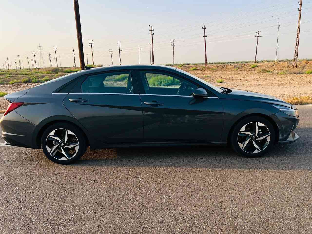 🚗 للبيع هيونداي إلنترا هايبرد 2023 – وارد أمريكي فول واحد على واحد
للبيع هيونداي إلنترا هايبرد موديل 2023، وارد أمريكي، بحالة ممتازة وجاهزة للفحص في أي مكان.

المواصفات:
-ماشيه59الف
- موديل 2023
- وارد أمريكي
- محرك 1.6 لتر GDI هايبرد
- ناقل حركة أوتوماتيك DCT بـ6 سرعات
- سقف بانوراما كهربائي (Panoramic Sunroof)
- شاشة معلومات وترفيه كبيرة
- شاشة عدادات رقمية
- كاميرا خلفية
- Apple CarPlay وAndroid Auto
- تشغيل بصمة مع زر تشغيل
- شاحن لاسلكي للهاتف
- مثبت سرعة ذكي
- مكيف أوتوماتيك مزدوج
- كشنات جلد مع تدفئة وتبريد
- مقود مدفأ
- إضاءة LED أمامية وخلفية
- نظام المحافظة على المسار (Lane Keeping Assist)
- نظام التحذير من الاصطدام الأمامي مع الكبح التلقائي
- نظام مراقبة النقطة العمياء (Blind-Spot Collision Warning)
- نظام مراقبة انتباه السائق
- نظام الثبات الإلكتروني (ESC)
- نظام مراقبة ضغط الإطارات (TPMS)
- 6 وسائد هوائية
- جنوط ألمنيوم
- استهلاك وقود اقتصادي جداً
-الحادث : حافه بنيد و وجاملغ راجعات
📍 الموقع: بغداد- الغزاليه

💰 السعر: 175ورقه وبيها مجال

📞 للتواصل: ***********
