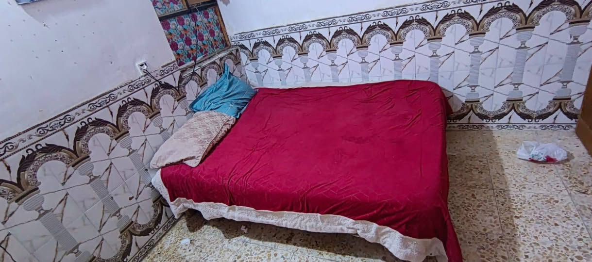 غرف نوم للبيع نظافه وسط بدون تاج رائده ب100 /***********
