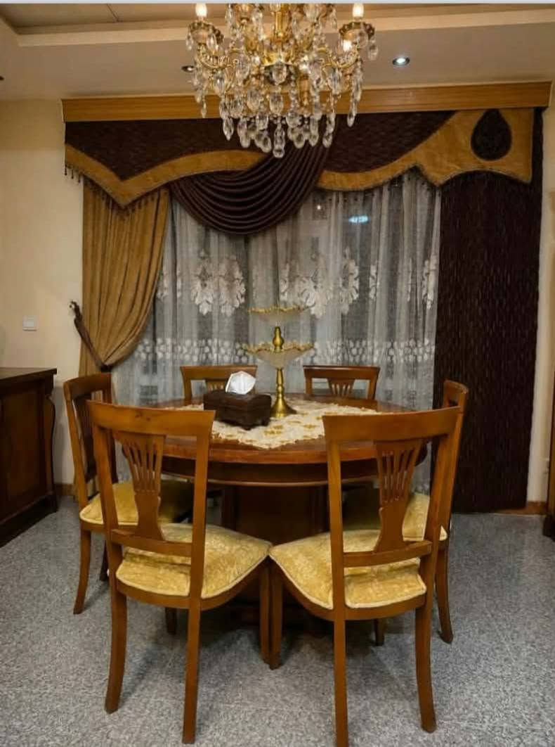 غرفة طعام للبيع انتيكات نظيفه جدا وسعر مناسب جدا مكاني موصل حي السكر للاستفسار الاتصال على الرقم ***********

