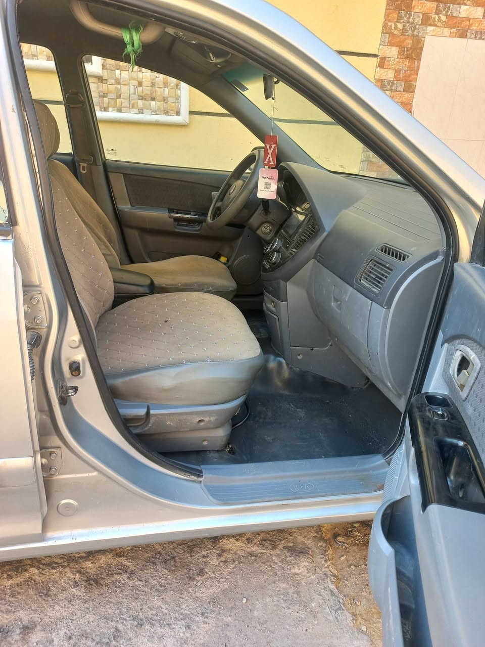 كيه كارنز موديل ٢٠٠٤ سياره مصبوغه عام اثر جراد مكفوله من الضربه سعر ٥٦ $ مكان سياره كوت سياره جاهزه حداديه غرفه احتراق
